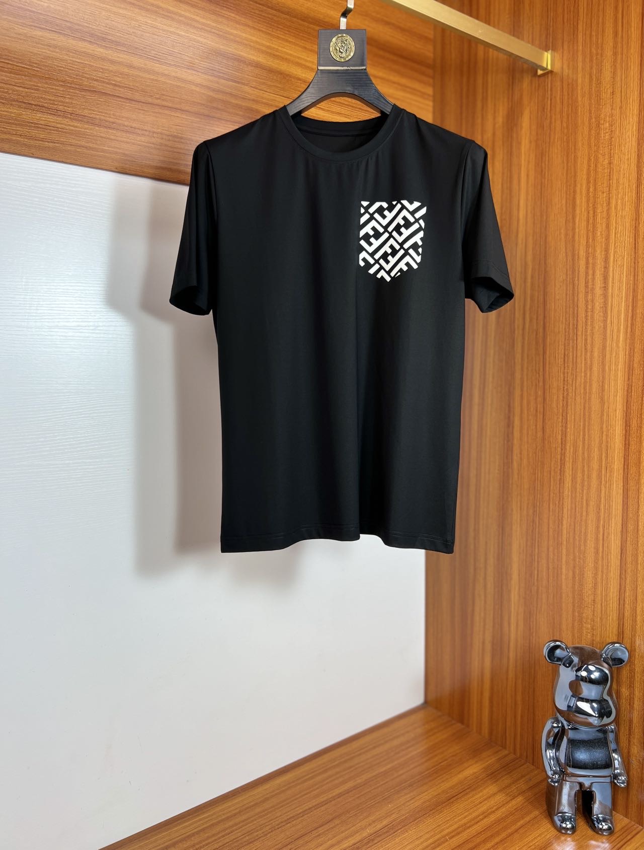 NO:483740,Fendi 2025 new spring and summer products are available, complete three standards, mercerized cotton round neck short-sleeved T-shirt, no need to introduce too much good products, look at the details, counter code M-6XL 175/suggested XL slim fit,,fendi,T-shirt,tees,t-shirt,alexander wang19860909芬迪 2025年春夏新品上新 三标齐全 丝光棉圆领短袖T恤 好货不用过多介绍 看细节 专柜码数M-6XL 175/建议XL 修身版型,,fendi,T-shirt,tees，t-shirt,alexander wang,Men's clothing