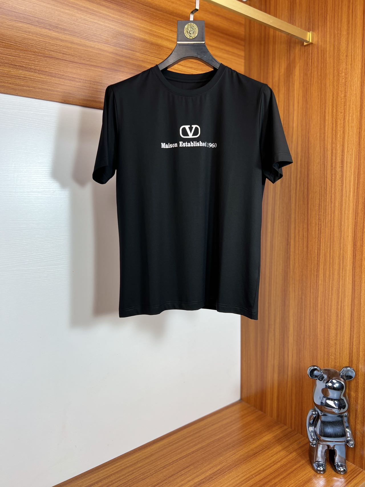 NO:483750,Valentino 2025 new spring and summer products are available in new products, complete three standards, mercerized cotton round neck short-sleeved T-shirt, no need to introduce too much good products, look at the details, counter number M-6XL 175/suggested XL slim fit, valentino, T-shirt,tees, t-shirt,alexander wang19860909华伦天奴 2025年春夏新品上新 三标齐全 丝光棉圆领短袖T恤 好货不用过多介绍 看细节 专柜码数M-6XL 175/建议XL 修身版型,,valentino,T-shirt,tees，t-shirt,alexander wang,Men's clothing