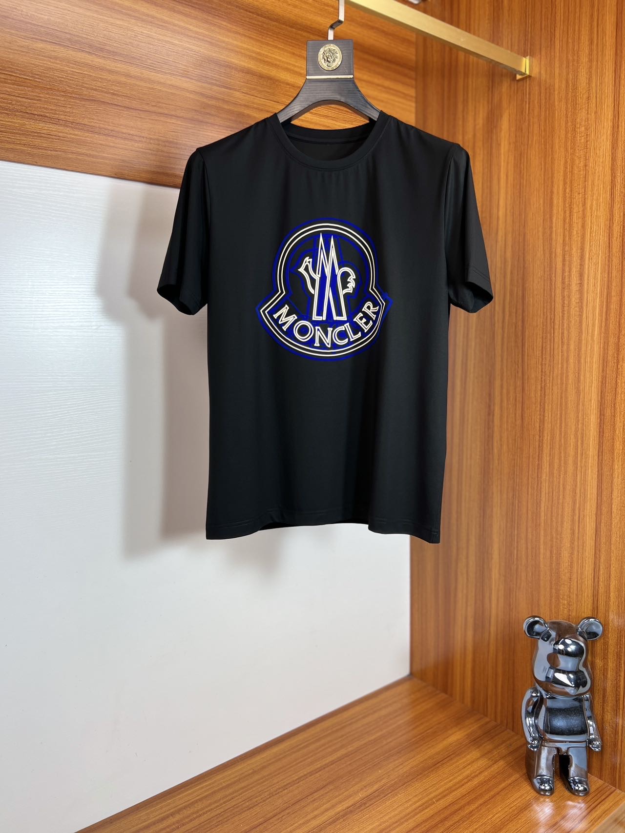 NO:483687,The new products for spring and summer 2025 are available in new spring and summer. Three standards are complete. Mercerated cotton round neck short-sleeved T-shirt. Don’t need to introduce too much good products. Look at the details. Counter code M-6XL 175/suggested XL slim fit, Moncler, T-shirt,tees, t-shirt,alexander wang19860909蒙口 2025年春夏新品上新 三标齐全 丝光棉圆领短袖T恤 好货不用过多介绍 看细节 专柜码数M-6XL 175/建议XL 修身版型,,Moncler,T-shirt,tees，t-shirt,alexander wang,Men's clothing