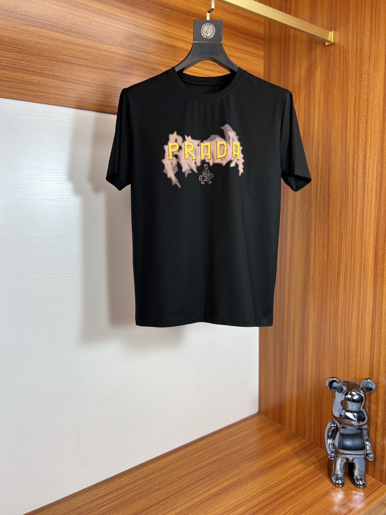 NO:483696,Prada/Prada 2025 new spring and summer products are available in new products, complete three standards, mercerized cotton round neck short-sleeved T-shirt. Don’t need to introduce too much good products. Look at the details. Counter code M-6XL 175/Suggested XL slim fit,,prada,prada,T-shirt,tees,t-shirt,alexander wang19860909Prada/普拉达 2025年春夏新品上新 三标齐全 丝光棉圆领短袖T恤 好货不用过多介绍 看细节 专柜码数M-6XL 175/建议XL 修身版型,,prada,prada,T-shirt,tees，t-shirt,alexander wang,Men's clothing