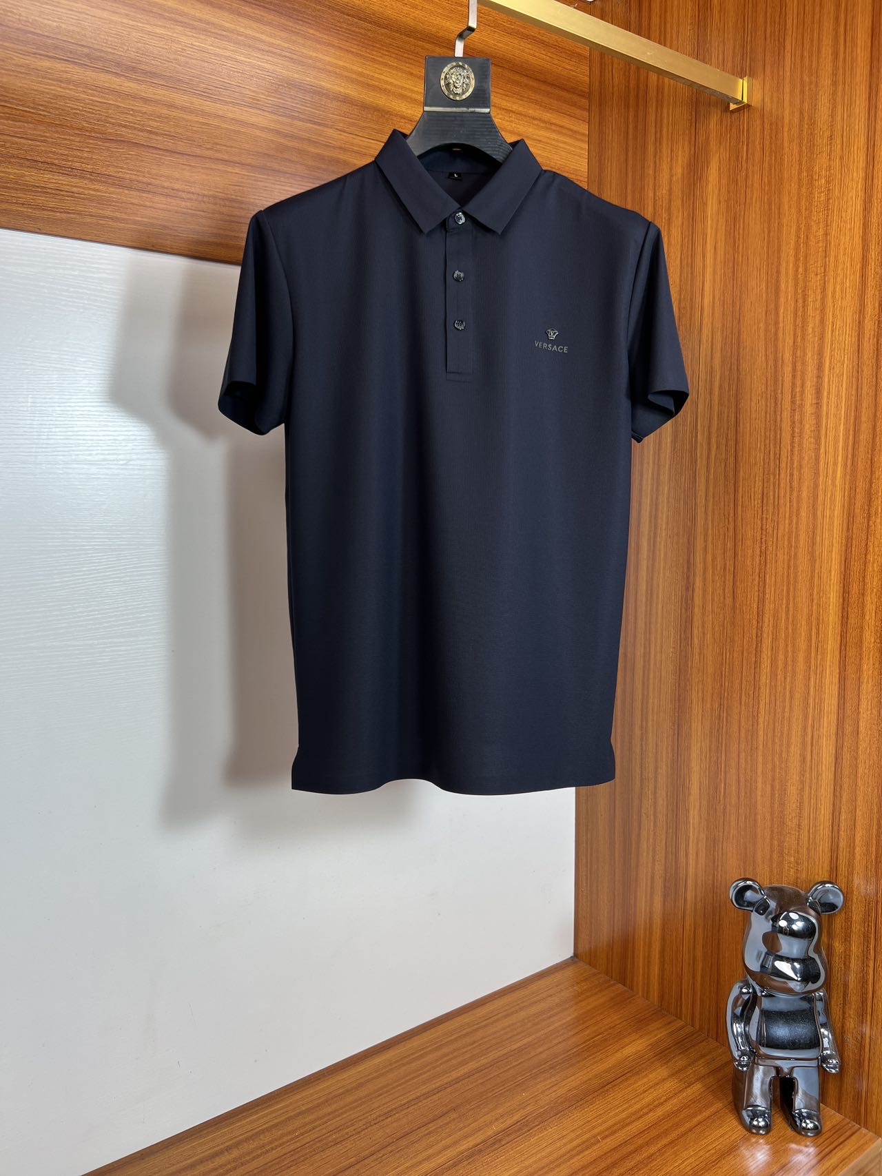 NO:483726,Versace/Versace 2025 spring and summer new product, complete three standards, lapel short-sleeved Polo shirt, good products do not need to be introduced too much, look at the details, counter number M-4XL 175/140 Suggestions L, versace, versace, T-shirt, alexander wang19860909Versace/范思哲 2025春夏新品 三标齐全 翻领短袖Polo衫 好货不用过多介绍 看细节 专柜码数M-4XL 175/140建议L,,versace,versace,T-shirt,alexander wang,Men's clothing