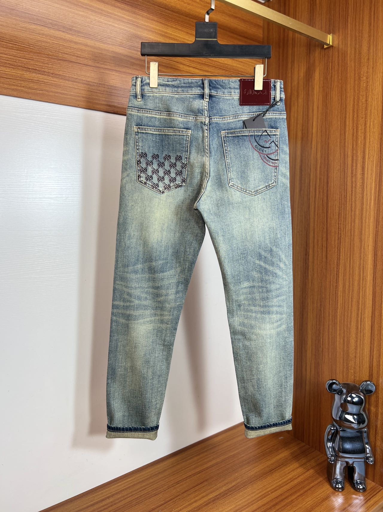 NO:570165,Gucci/Gucci 2025 autumn and winter new products, complete with three labels, jeans, good products, no need to introduce too much, look at the details, counter size 29-38/140 upper body size 32,,gucci,jeans,alexander wang19860909Gucci/古奇 2025秋冬新品 三标齐全 牛仔裤 好货不用过多介绍 看细节 专柜码数29-38 /140上身32码,,gucci,jeans,alexander wang,Men's clothing