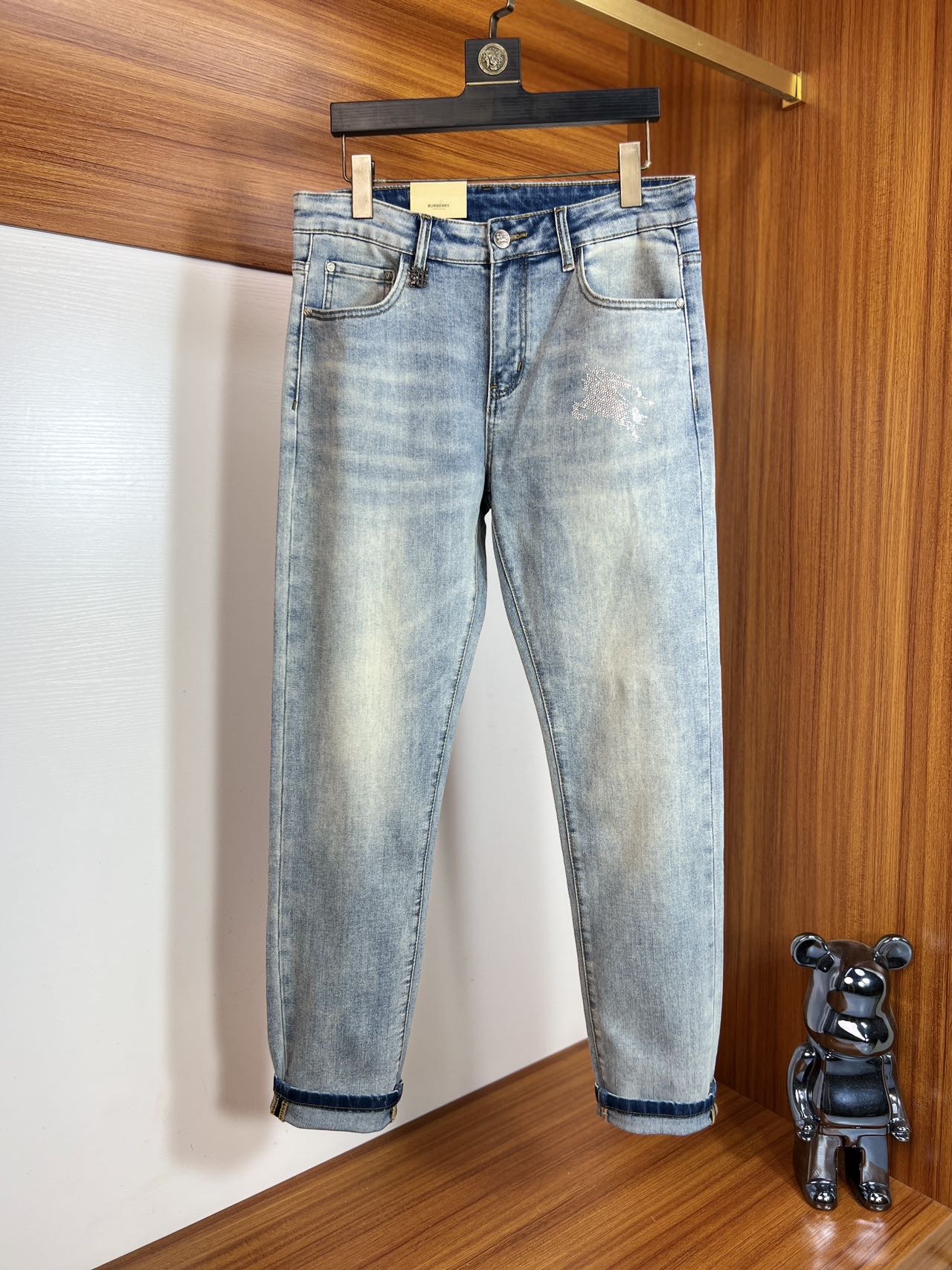 NO:500494,Burberry/Burberry 2025 Spring and Summer New Products, Complete Three Standards, Jeans, Good Products, Don’t need to introduce too much, look at the details, Counter codes 29-38, 175/140, 32 upper body sizes,,burberry,burberry,jeans,alexander wang19860909Burberry/巴宝莉 2025春夏新品 三标齐全 牛仔裤 好货不用过多介绍 看细节 专柜码数29-38 175/140上身32码,,burberry,burberry,jeans,alexander wang,Men's clothing