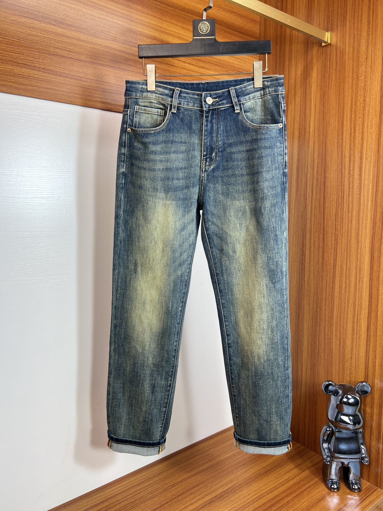 NO:500496,Loewe/Luo Yiwei 2025 Spring and Summer New Products, Complete Three Standards, Jeans, Don’t need to introduce too much good products, look at the details, Counter code number 29-38 175/140 upper body 32 sizes,,loewe,loewe,jeans,alexander wang19860909Loewe/罗意威 2025春夏新品 三标齐全 牛仔裤 好货不用过多介绍 看细节 专柜码数29-38 175/140上身32码,,loewe,loewe,jeans,alexander wang,Men's clothing