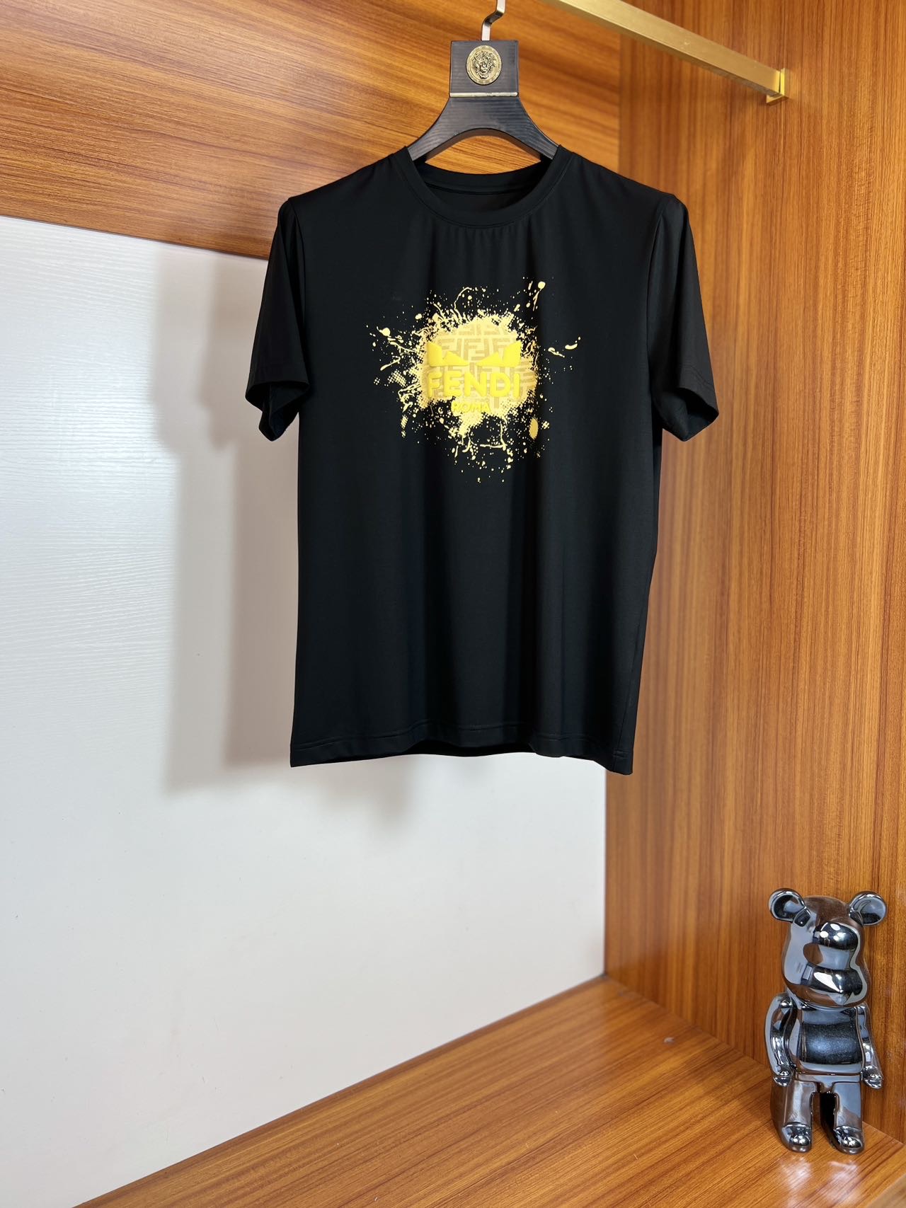 NO:500524,Fendi/Fendi 2025 new spring and summer products are available in new products, complete three standards, mercerized cotton round neck short-sleeved T-shirt. Don’t need to introduce too much good products. Look at the details. Counter code M-6XL 175/Suggested XL slim fit,,fendi,fendi,T-shirt,tees,t-shirt,alexander wang19860909Fendi/芬迪 2025年春夏新品上新 三标齐全 丝光棉圆领短袖T恤 好货不用过多介绍 看细节 专柜码数M-6XL 175/建议XL 修身版型,,fendi,fendi,T-shirt,tees，t-shirt,alexander wang,Men's clothing