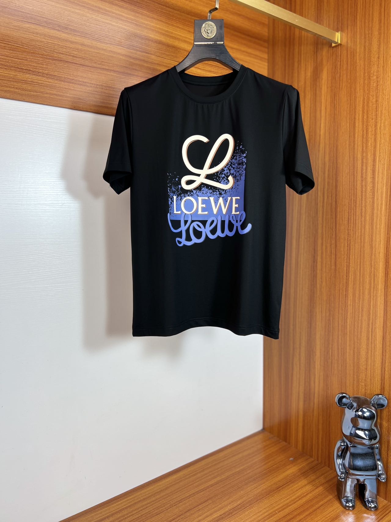 NO:500515,Loewe/Luo Yiwei New products for spring and summer 2025 are available in new products, complete three standards, mercerized cotton round neck short-sleeved T-shirt. Don’t need to introduce too much good products. Look at the details. Counter code M-6XL 175/Suggested XL slim fit,,loewe,loewe,T-shirt,tees,t-shirt,alexander wang19860909Loewe/罗意威 2025年春夏新品上新 三标齐全 丝光棉圆领短袖T恤 好货不用过多介绍 看细节 专柜码数M-6XL 175/建议XL 修身版型,,loewe,loewe,T-shirt,tees，t-shirt,alexander wang,Men's clothing