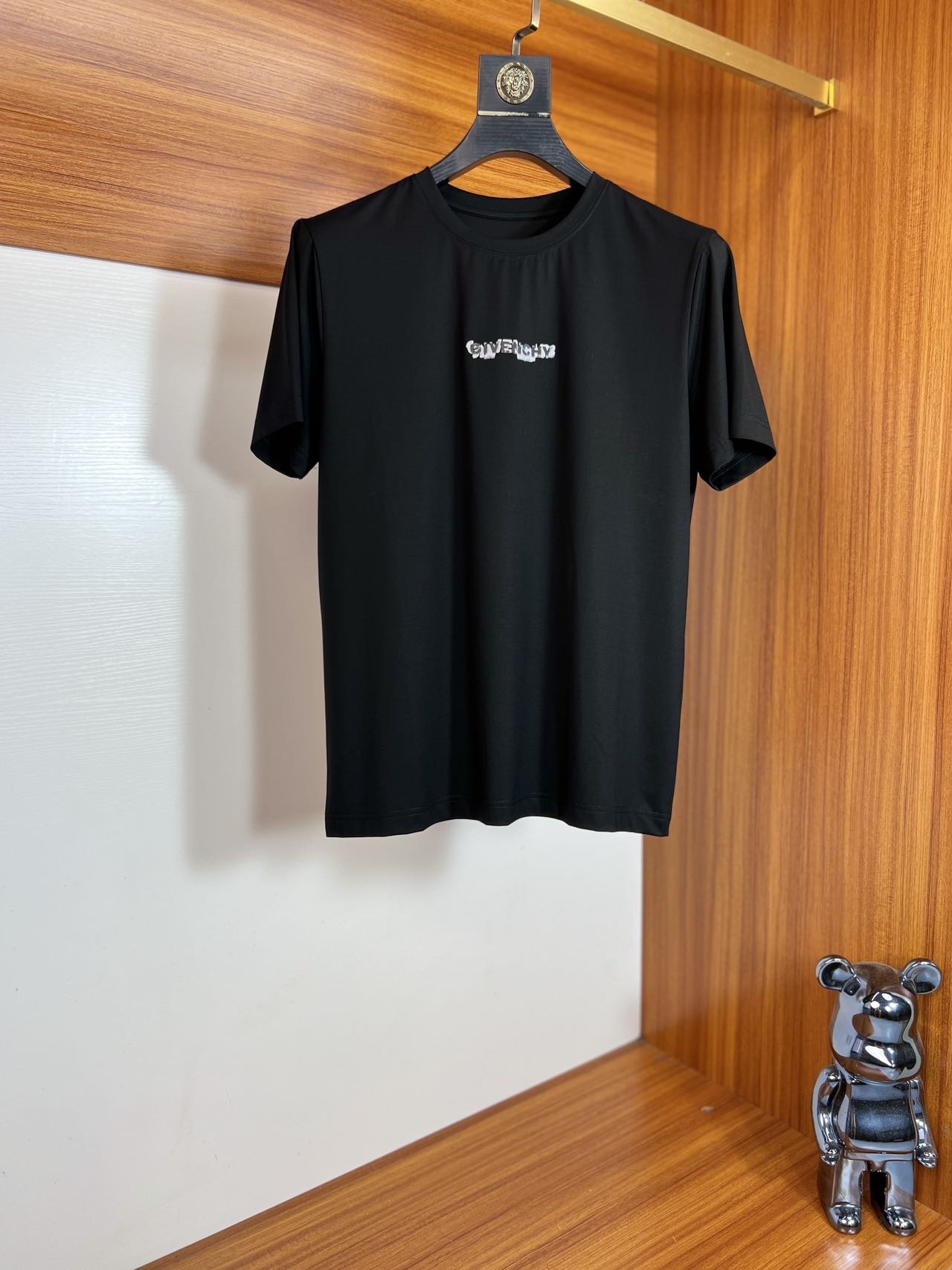 NO:500509,Givenchy New products for spring and summer 2025 are available in new products, complete three standards, mercerized cotton round neck short-sleeved T-shirt. Don’t need to introduce too much good products. Look at the details. Counter code M-6XL 175/Suggested XL slim fit, given, given, given, given, T-shirt, tees, t-shirt, alexander wang19860909give/纪梵希 2025年春夏新品上新 三标齐全 丝光棉圆领短袖T恤 好货不用过多介绍 看细节 专柜码数M-6XL 175/建议XL 修身版型,,givenchy,givenchy,T-shirt,tees，t-shirt,alexander wang,Men's clothing