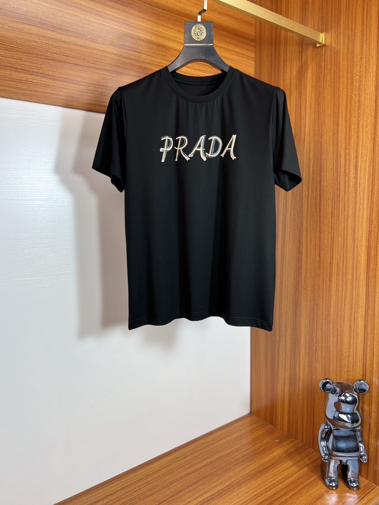 NO:500503,Prada/Prada 2025 new spring and summer products are available in new products, complete three standards, mercerized cotton round neck short-sleeved T-shirt. Don’t need to introduce too much good products. Look at the details. Counter code M-6XL 175/Suggested XL slim fit,,prada,prada,T-shirt,tees,t-shirt,alexander wang19860909Prada/普拉达 2025年春夏新品上新 三标齐全 丝光棉圆领短袖T恤 好货不用过多介绍 看细节 专柜码数M-6XL 175/建议XL 修身版型,,prada,prada,T-shirt,tees，t-shirt,alexander wang,Men's clothing