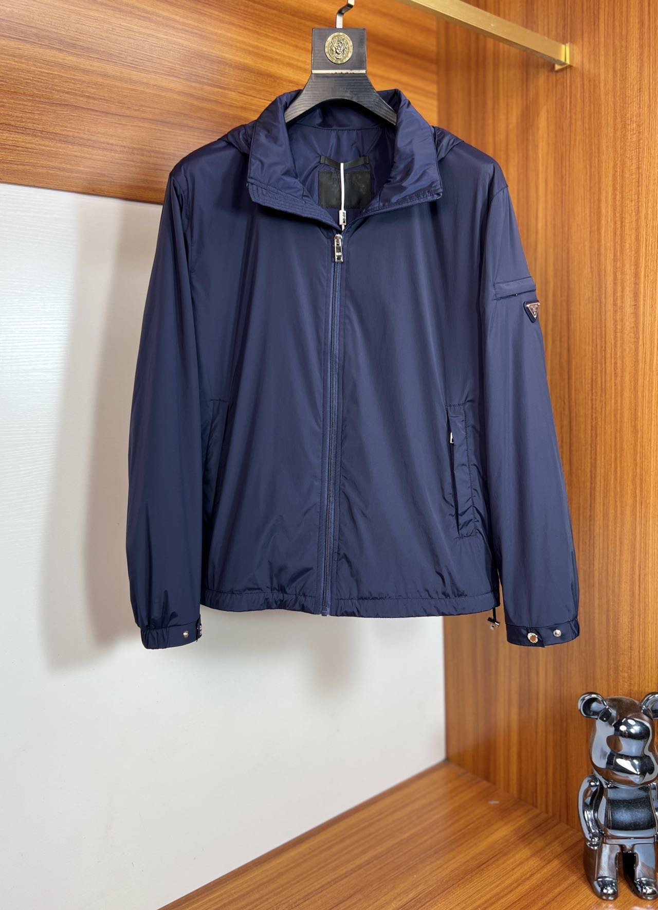 NO:521749,Prada/Prada 2025 new spring and summer products are available in new products, complete three standards, jackets and cotton styles, good products do not need to be introduced too much, look at the details, counter number M-XXXL 175/140 Suggestions,,prada,prada,jackets & coats,jackets & coats,alexander wang19860909Prada/普拉达 2025年春夏新品上新 三标齐全 夹克外套加棉款 好货不用过多介绍 看细节 专柜码数M-XXXL 175/140建议L,,prada,prada,jackets & coats,jackets & coats,alexander wang,Men's clothing