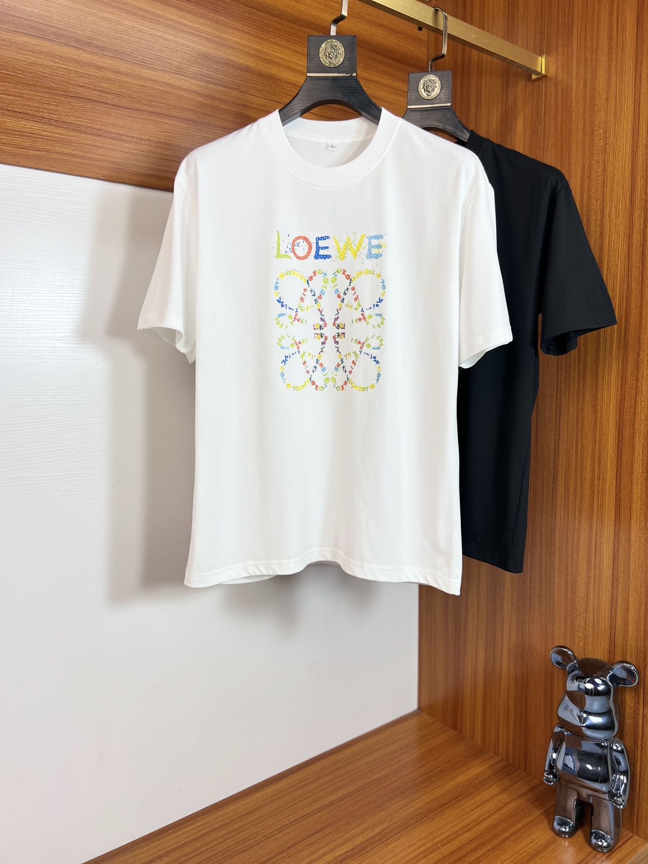 NO:512164,Loewe/Luo Yiwei 2025 spring and summer new product, complete three standards, round neck pure cotton short-sleeved T-shirt, don’t need to introduce too much good products, look at the details, counter code M-XXXXL 175/Suggestions,,loewe,loewe,T-shirt,tees,t-shirt,alexander wang19860909Loewe/罗意威 2025春夏新品 三标齐全 圆领纯棉短袖T恤 好货不用过多介绍 看细节 专柜码数M-XXXXL 175/建议L,,loewe,loewe,T-shirt,tees，t-shirt,alexander wang,Men's clothing