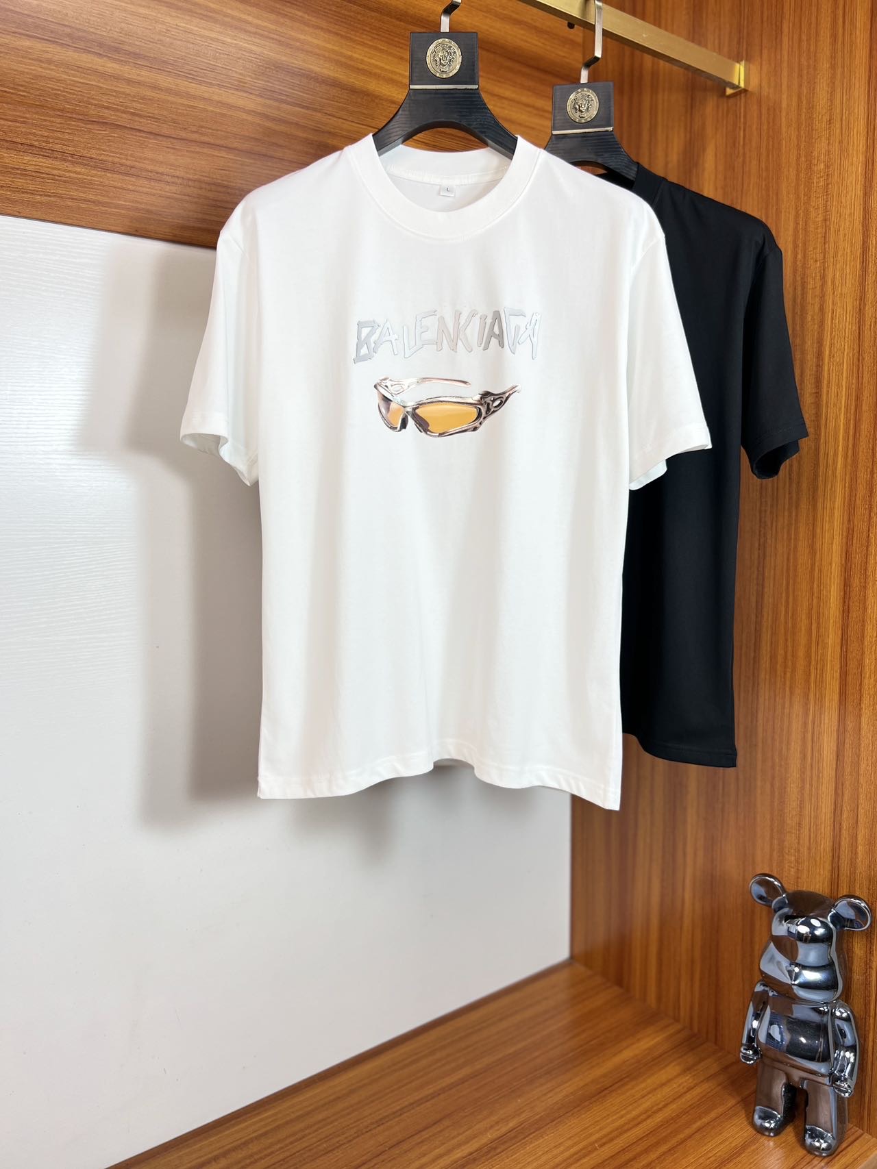 NO:512168,Balenciaga/Balenciaga Spring and Summer 2025 new products, complete three standards, round neck pure cotton short-sleeved T-shirt. Don’t need to introduce too much good products. Look at the details. Counter code M-XXXXL 175/Suggestions L,,balenciaga,balenciaga,T-shirt,tees,t-shirt,alexander wang19860909Balenciaga/巴黎世家 2025春夏新品 三标齐全 圆领纯棉短袖T恤 好货不用过多介绍 看细节 专柜码数M-XXXXL 175/建议L,,balenciaga,balenciaga,T-shirt,tees，t-shirt,alexander wang,Men's clothing
