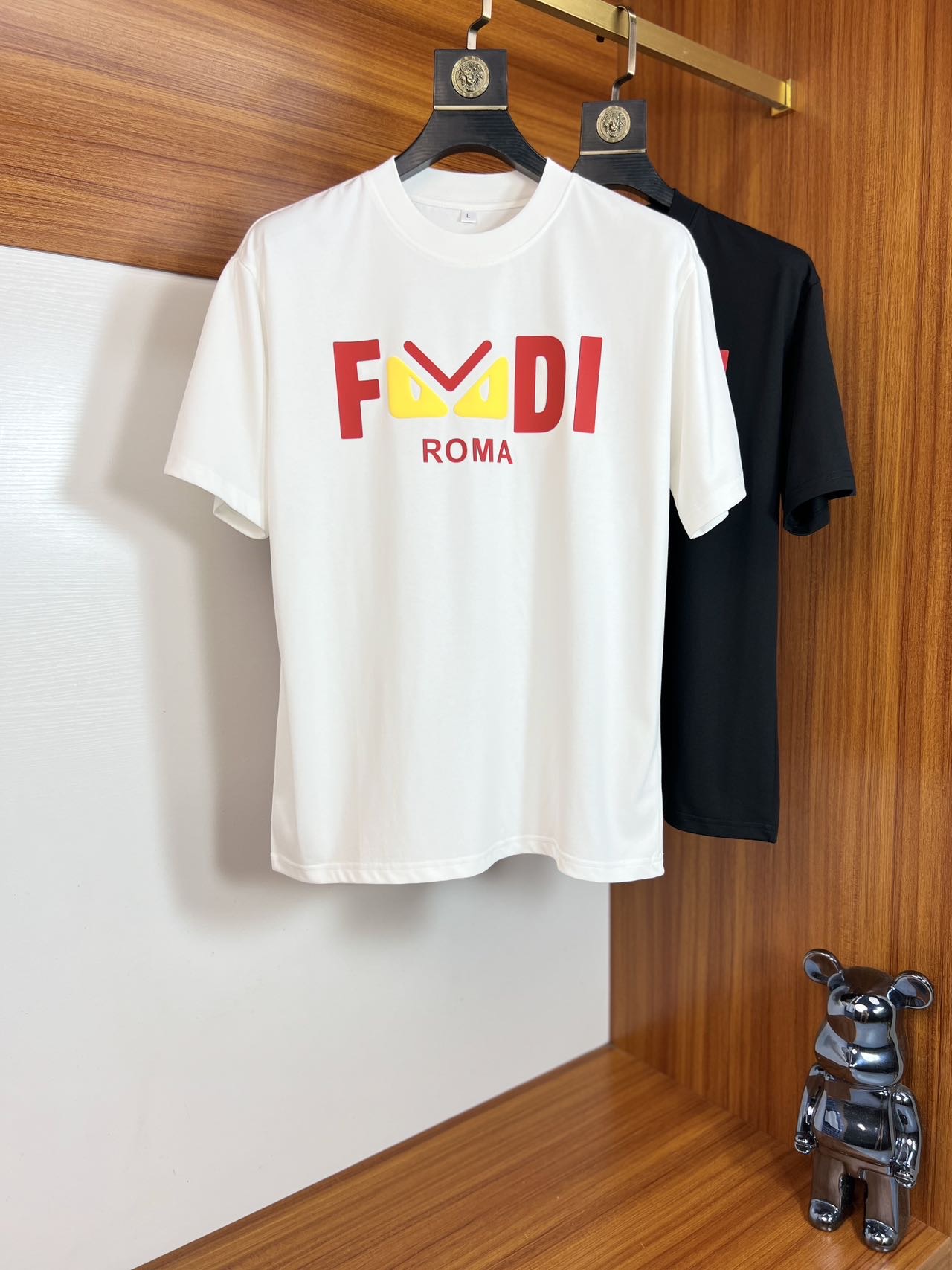 NO:512172,Fendi/Fendi 2025 spring and summer new product, complete three standards, round neck pure cotton short-sleeved T-shirt, don’t need to introduce too much good products, look at the details, counter code M-XXXXL 175/Suggestions,,fendi,fendi,T-shirt,tees,t-shirt,alexander wang19860909Fendi/芬迪 2025春夏新品 三标齐全 圆领纯棉短袖T恤 好货不用过多介绍 看细节 专柜码数M-XXXXL 175/建议L,,fendi,fendi,T-shirt,tees，t-shirt,alexander wang,Men's clothing