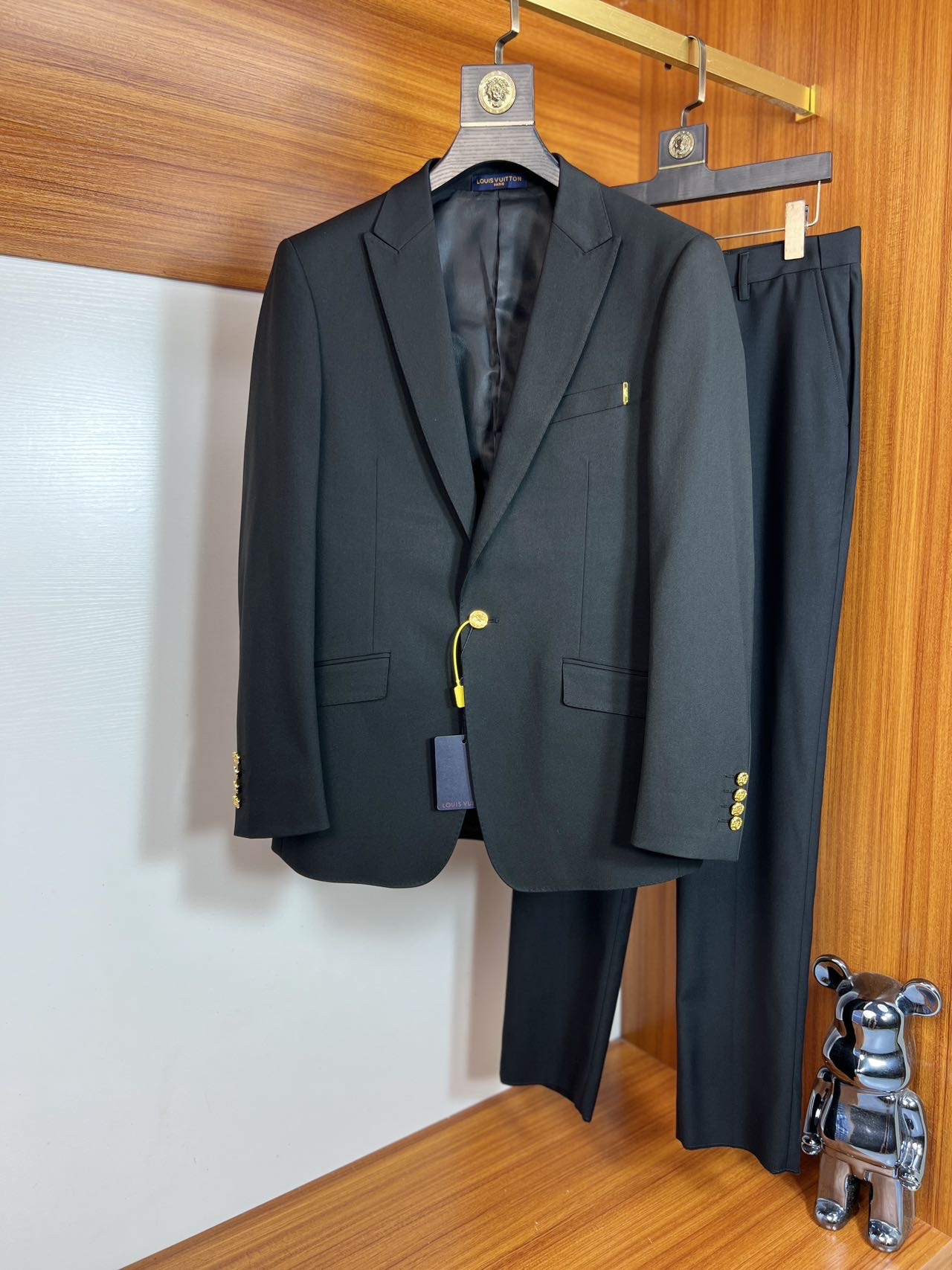 NO:521732,LV/Louis Vuitton 2025 autumn and winter new products are available, three standards are complete, suit suits, don’t need to introduce too much good products, look at the details, counter number M-XXXL 175/140 Suggestions,,louis vuitton,louis vuitton,business suit,alexander wang19860909LV/路易威登 2025年秋冬新品上新 三标齐全 西装西服套装 好货不用过多介绍 看细节 专柜码数M-XXXL 175/140建议L,,louis vuitton,louis vuitton,business suit,alexander wang,Men's clothing