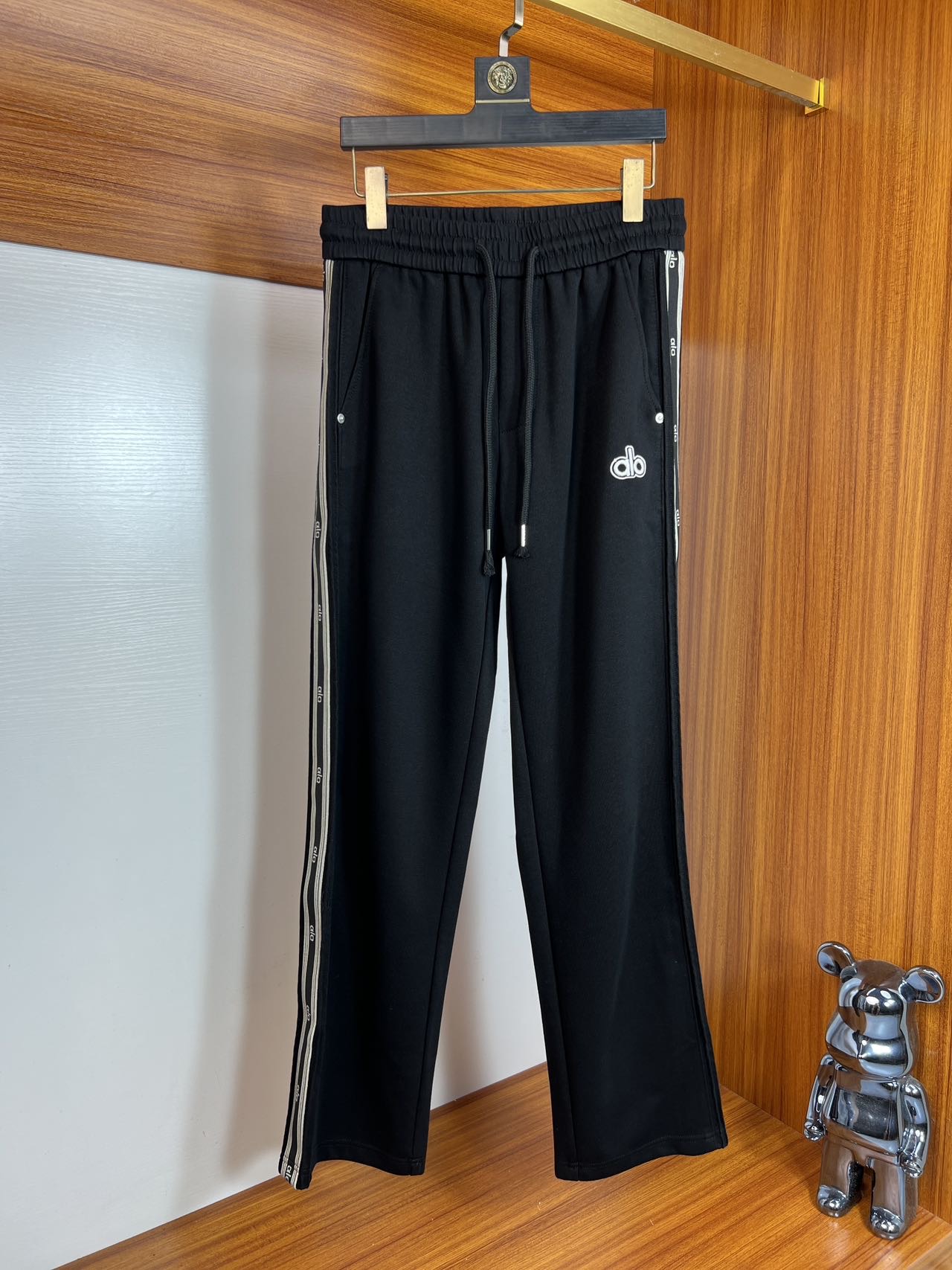 NO:522924,alo 2025 autumn and winter new product, complete three standards, casual pants, no need to introduce too much good products, look at the details, counter number M-XXXL 175/140 upper body L,,alexander wang19860909alo 2025秋冬新品 三标齐全 休闲裤 好货不用过多介绍 看细节 专柜码数M-XXXL 175/140上身L,,alexander wang,Men's clothing