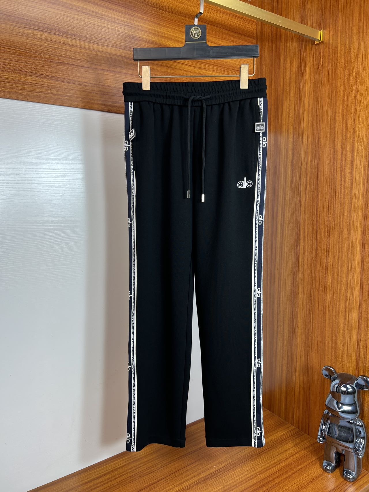 NO:522922,alo 2025 autumn and winter new product, complete three standards, casual pants, no need to introduce too much good products, look at the details, counter number M-XXXL 175/140 upper body L,,alexander wang19860909alo 2025秋冬新品 三标齐全 休闲裤 好货不用过多介绍 看细节 专柜码数M-XXXL 175/140上身L,,alexander wang,Men's clothing
