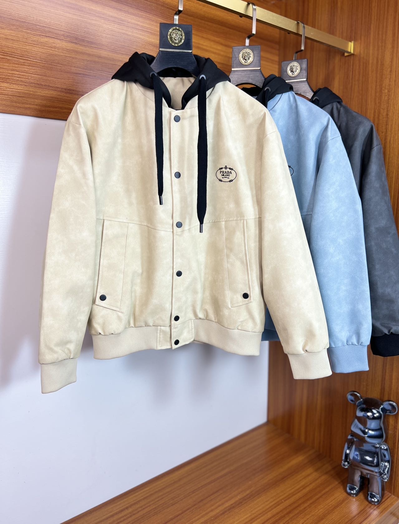 NO:523939,Prada/Prada 2025 autumn and winter new products are available, three standards are complete, jackets and jackets, don’t need to introduce too much, look at the details, counter code M-XXXL 175/140 Suggestions,,prada,prada,jackets & coats,jackets & coats,alexander wang19860909Prada/普拉达 2025年秋冬新品上新 三标齐全 夹克外套 好货不用过多介绍 看细节 专柜码数M-XXXL 175/140建议L,,prada,prada,jackets & coats,jackets & coats,alexander wang,Men's clothing