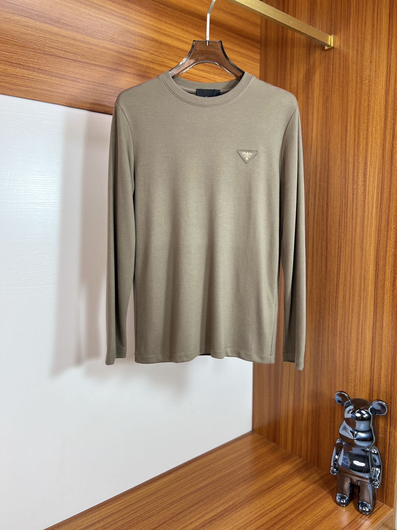 NO:522927,Prada/Prada 2025 new spring and summer products are available, three standards are complete, long-sleeved T-shirt base shirt, good products do not need to be introduced too much, look at the details, counter number M-XXXL 175/140 Suggestions,,prada,prada,tees,t-shirt,alexander wang19860909Prada/普拉达 2025年春夏新品上新 三标齐全 长袖T恤打底衫 好货不用过多介绍 看细节 专柜码数M-XXXL 175/140建议L,,prada,prada,tees，t-shirt,alexander wang,Men's clothing