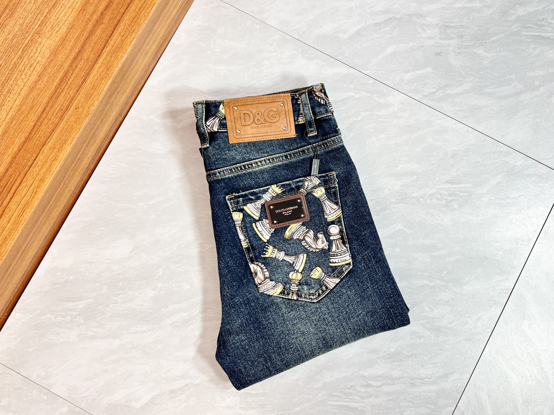 NO:571454,DG/Dolce & Gabbana 2025 autumn and winter new products, complete with three labels, jeans, good products, no need to introduce too much, look at the details, counter size 29-38/140 upper body size 32,,Dolce&Gabbana,jeans,alexander wang19860909DG/杜嘉班纳 2025秋冬新品 三标齐全 牛仔裤 好货不用过多介绍 看细节 专柜码数29-38 /140上身32码,,Dolce&Gabbana,jeans,alexander wang,Men's clothing