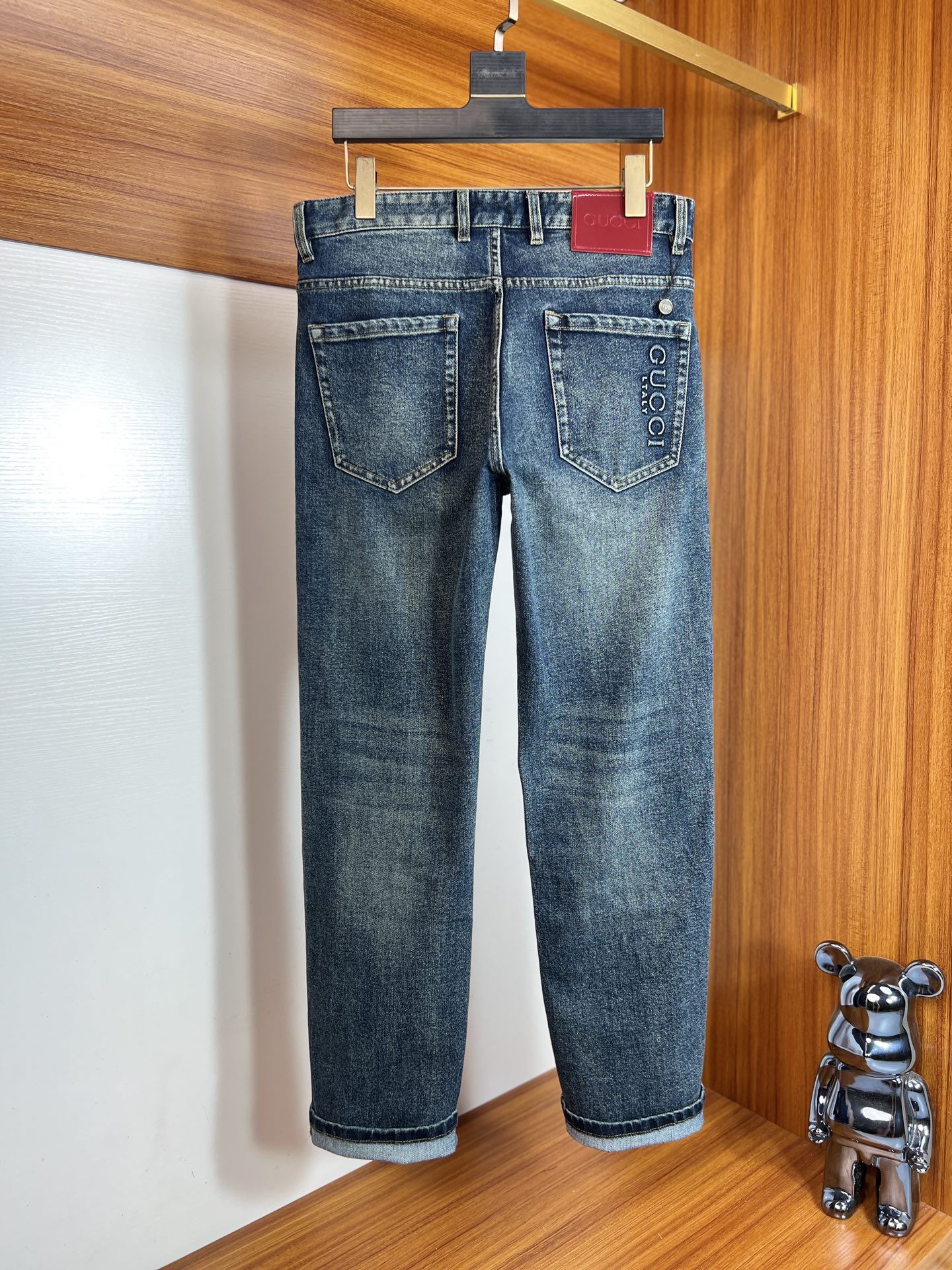 NO:550524,Gucci/Gucci 2025 autumn and winter new products, complete three standards, jeans, good products, don't need to be introduced too much, look at the details, counter number 30-38 / 140 upper body 32,,gucci,jeans,alexander wang19860909Gucci/古奇 2025秋冬新品 三标齐全 牛仔裤 好货不用过多介绍 看细节 专柜码数30-38 /140上身32码,,gucci,jeans,alexander wang,Men's clothing