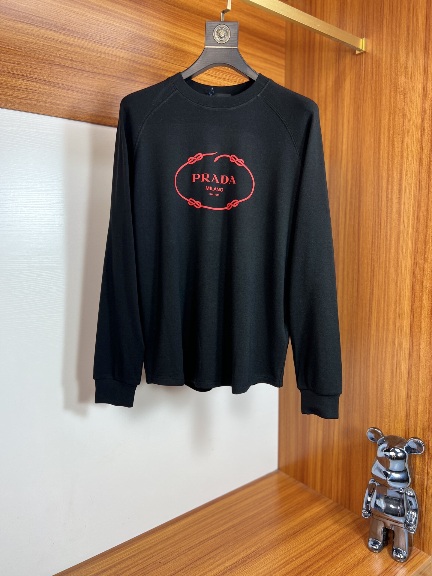 NO:523925,Prada/Prada 2025 autumn and winter new products, complete three standards, fleece round neck long-sleeved T-shirt. Don’t need to introduce too much good products. Look at the details. Counter code S-XXL 175/140 Suggestions M,,prada,prada,tees,t-shirt,alexander wang19860909Prada/普拉达 2025秋冬新品 三标齐全 抓绒圆领长袖T恤 好货不用过多介绍 看细节 专柜码数 S-XXL 175/140建议M,,prada,prada,tees，t-shirt,alexander wang,Men's clothing