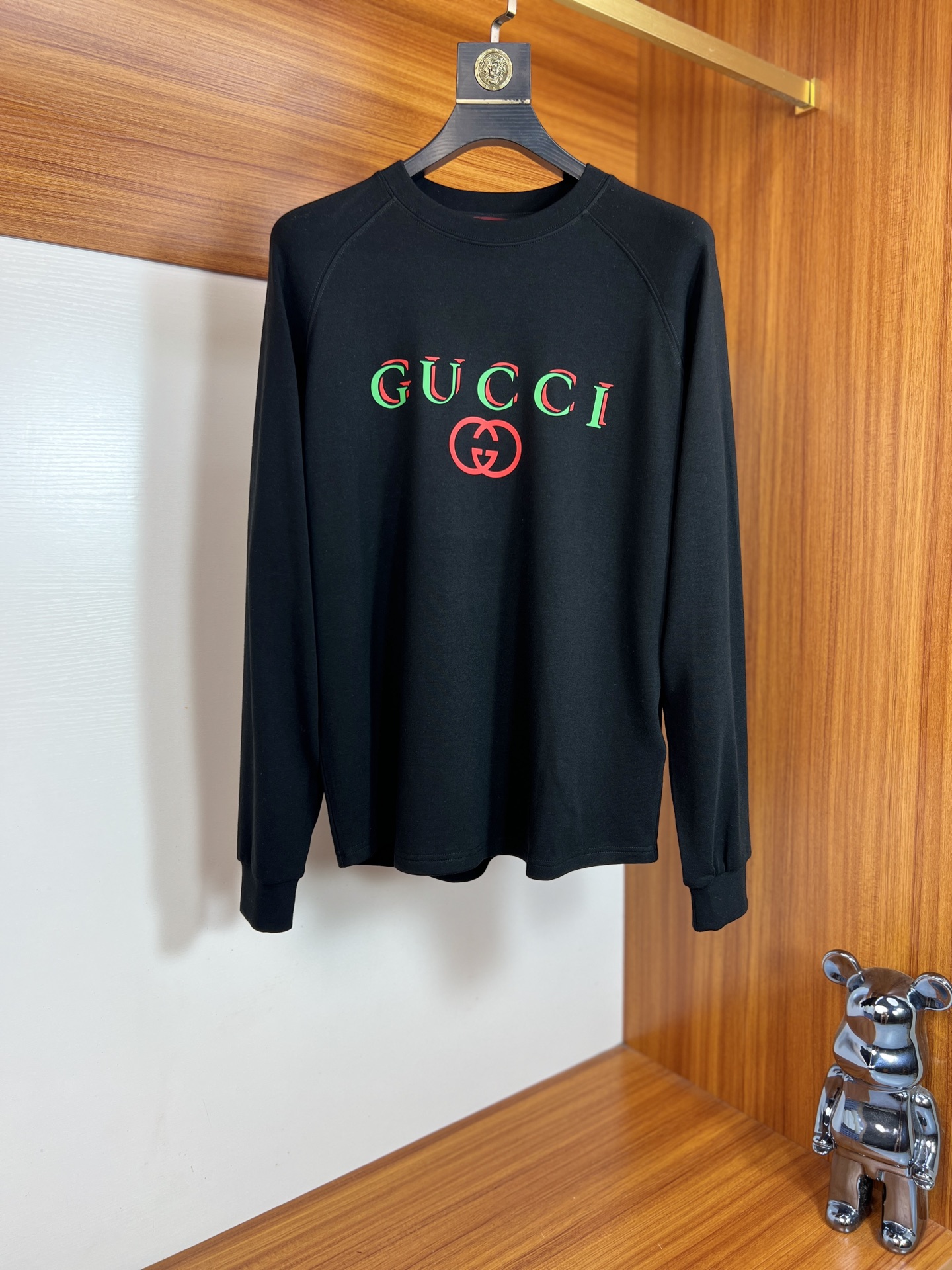 NO:523927,Gucci/Gucci 2025 autumn and winter new products, complete three standards, fleece round neck long-sleeved T-shirt. Don’t need to introduce too much good products. Look at the details. Counter code S-XXL 175/140 Suggestions M,,gucci,tees, t-shirt,alexander wang19860909Gucci/古奇 2025秋冬新品 三标齐全 抓绒圆领长袖T恤 好货不用过多介绍 看细节 专柜码数 S-XXL 175/140建议M,,gucci,tees，t-shirt,alexander wang,Men's clothing
