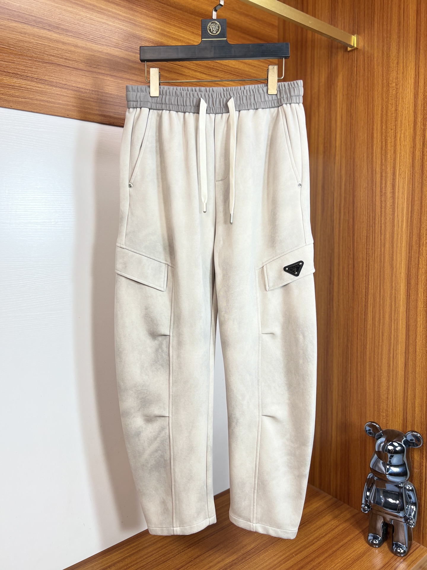 NO:523938,Prada/Prada 2025 autumn and winter new products, complete three standards, casual pants, good products, don't need to introduce too much, look at the details, counter number 28-36, 175/140, upper body 32,,prada,prada,alexander wang19860909Prada/普拉达 2025秋冬新品 三标齐全 休闲裤 好货不用过多介绍 看细节 专柜码数28-36 175/140上身32码,,prada,prada,alexander wang,Men's clothing