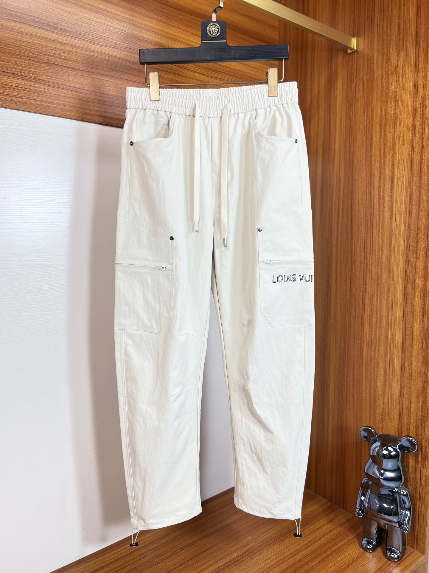 NO:523940,LV/Louis Vuitton 2025 autumn and winter new products, complete three standards, casual pants, good products, don't need to introduce too much, look at the details, counter number 28-36 175/140 upper body 32,, louis vuitton, louis vuitton, alexander wang19860909LV/路易威登 2025秋冬新品 三标齐全 休闲裤 好货不用过多介绍 看细节 专柜码数28-36 175/140上身32码,,louis vuitton,louis vuitton,alexander wang,Men's clothing