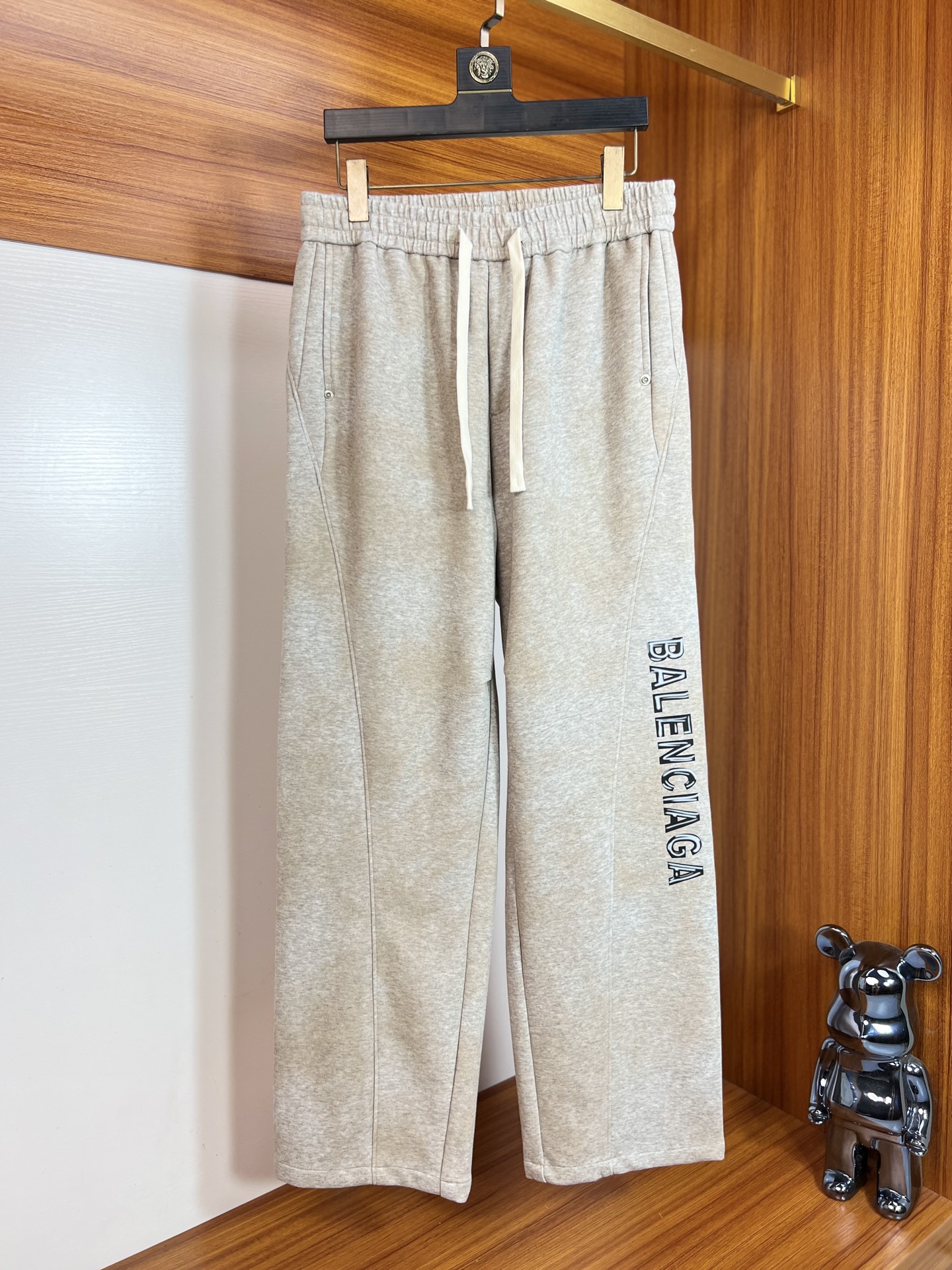 NO:523919,Balenciaga/Balenciaga 2025 autumn and winter new products, complete three standards, casual pants, good products, don't need to introduce too much, look at the details, counter number 28-36, 175/140, upper body 32,,balenciaga,balenciaga,alexander wang19860909Balenciaga/巴黎世家 2025秋冬新品 三标齐全 休闲裤 好货不用过多介绍 看细节 专柜码数28-36 175/140上身32码,,balenciaga,balenciaga,alexander wang,Men's clothing