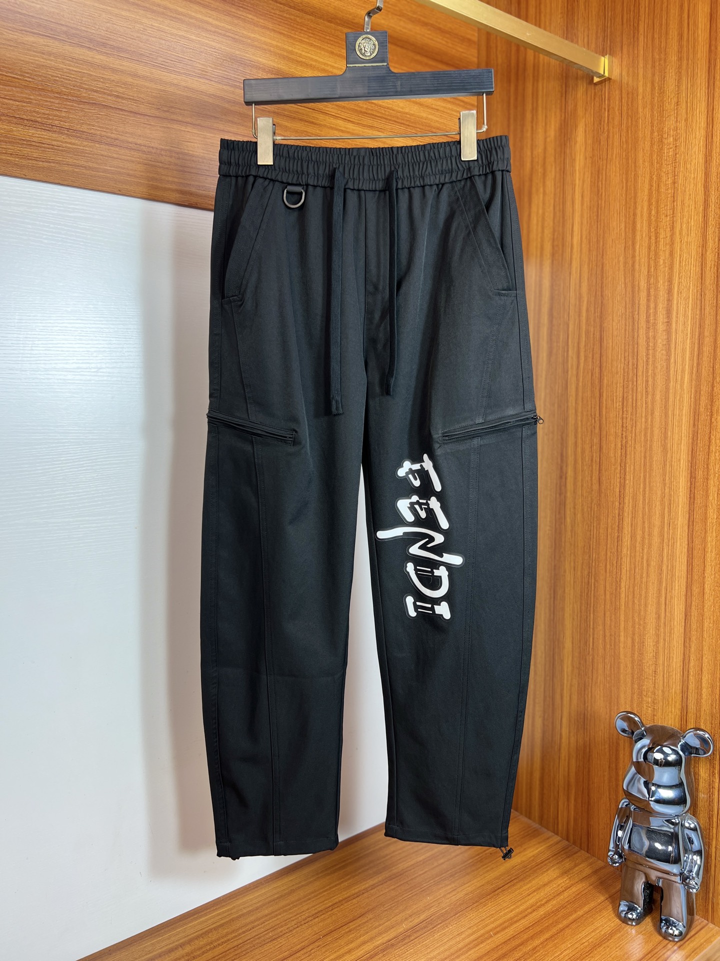 NO:524986,Fendi/Fendi 2025 autumn and winter new products, complete three standards, casual pants, no need to introduce too much good products, look at the details, counter number 28-36 / 140 upper body 32 sizes,,fendi,fendi,alexander wang19860909Fendi/芬迪 2025秋冬新品 三标齐全 休闲裤 好货不用过多介绍 看细节 专柜码数28-36 /140上身32码,,fendi,fendi,alexander wang,Men's clothing