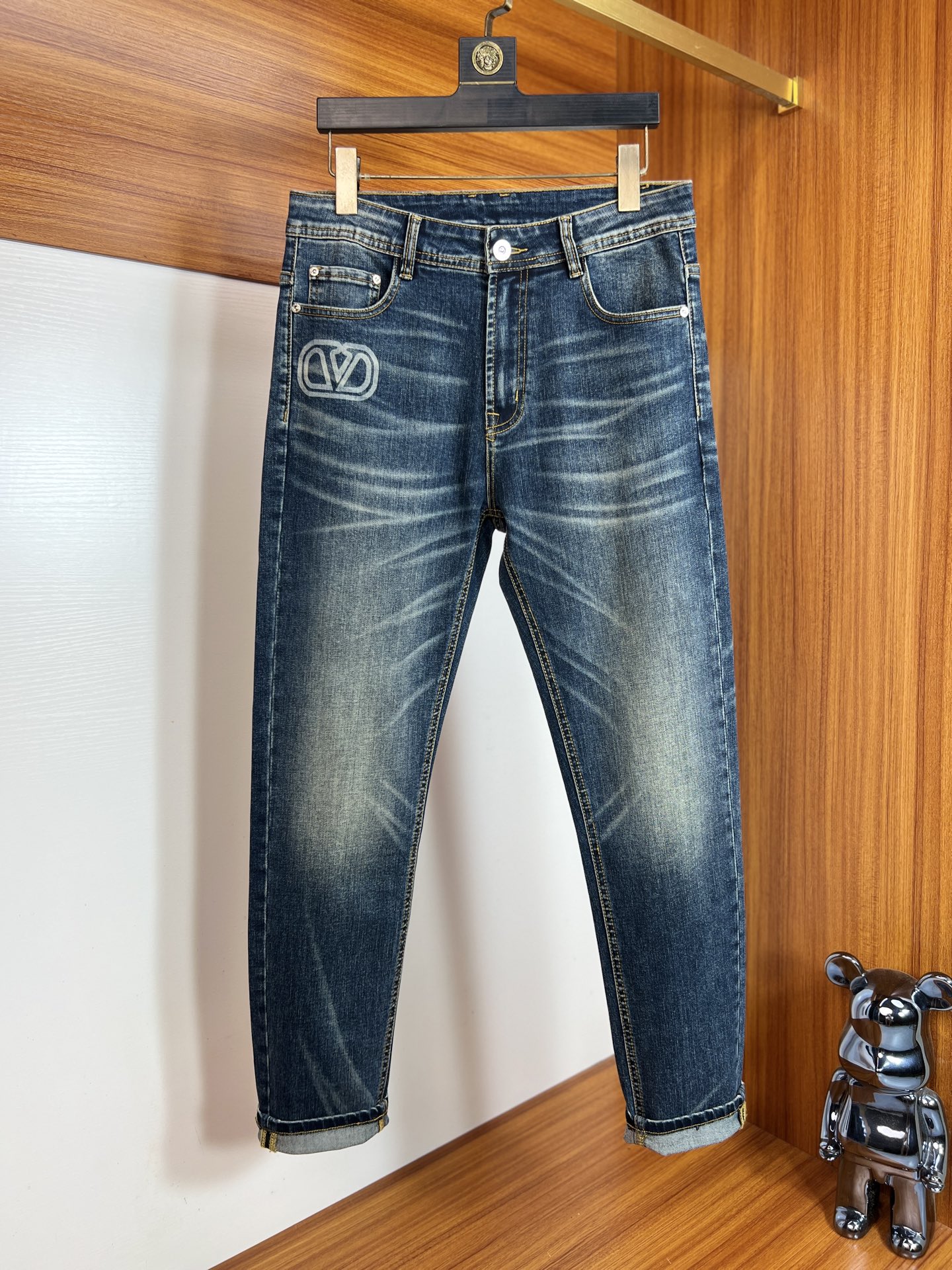 NO:527140,Valentino 2025 autumn and winter new products, complete three standards, jeans, good products, don't need to be introduced too much, look at the details, counter number 29-38, 175/140, upper body 32, valentino, jeans, alexander wang19860909华伦天奴 2025秋冬新品 三标齐全 牛仔裤 好货不用过多介绍 看细节 专柜码数29-38 175/140上身32码,,valentino,jeans,alexander wang,Men's clothing