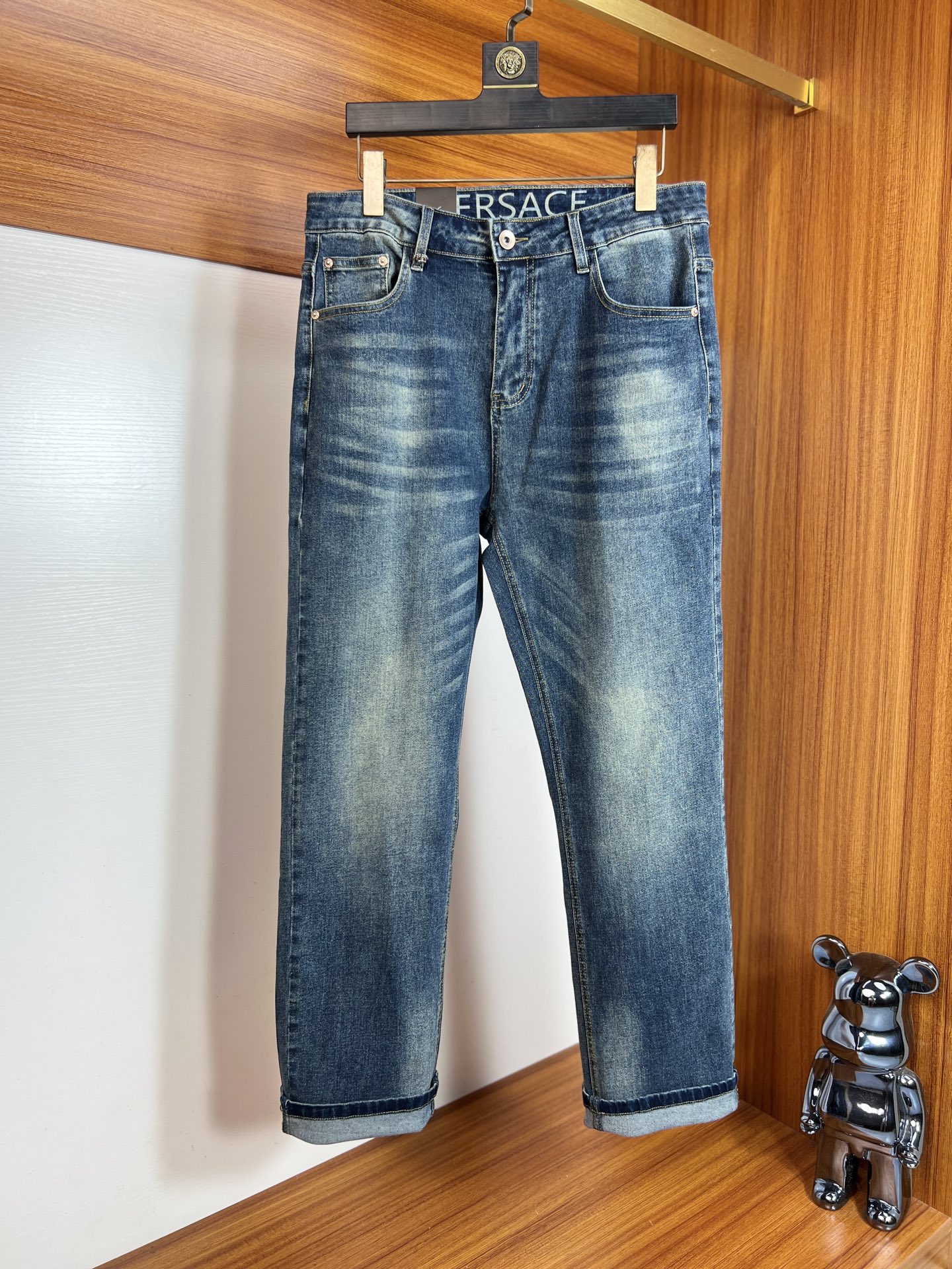 NO:527137,Versace/Versace 2025 autumn and winter new products, complete three standards, jeans, good products, don't need to be introduced too much, look at the details, counter number 29-38, 175/140 upper body 32,,versace,versace,jeans,alexander wang19860909Versace/范思哲 2025秋冬新品 三标齐全 牛仔裤 好货不用过多介绍 看细节 专柜码数29-38 175/140上身32码,,versace,versace,jeans,alexander wang,Men's clothing