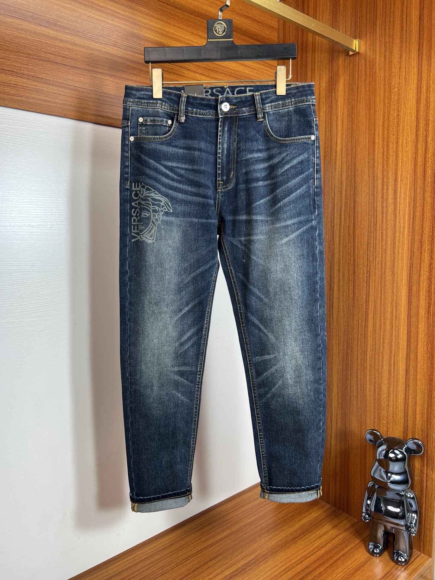 NO:526042,Versace/Versace 2025 autumn and winter new products, complete three standards, jeans, good products, don't need to be introduced too much, look at the details, counter number 29-38, 175/140 upper body 32,,versace,versace,jeans,alexander wang19860909Versace/范思哲 2025秋冬新品 三标齐全 牛仔裤 好货不用过多介绍 看细节 专柜码数29-38 175/140上身32码,,versace,versace,jeans,alexander wang,Men's clothing