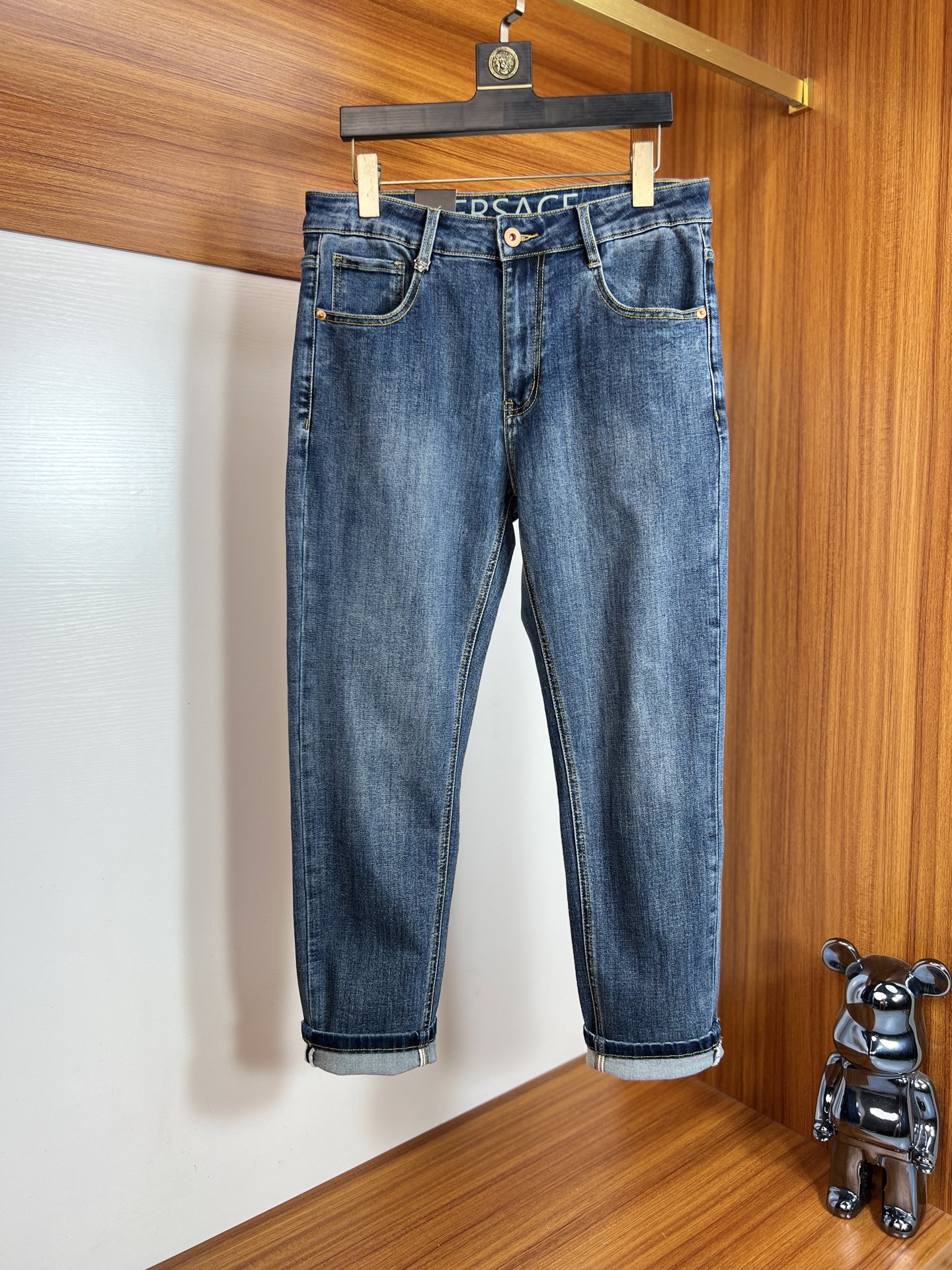 NO:526040,Versace/Versace 2025 autumn and winter new products, complete three standards, jeans, good products, don't need to be introduced too much, look at the details, counter number 29-38, 175/140 upper body 32,,versace,versace,jeans,alexander wang19860909Versace/范思哲 2025秋冬新品 三标齐全 牛仔裤 好货不用过多介绍 看细节 专柜码数29-38 175/140上身32码,,versace,versace,jeans,alexander wang,Men's clothing