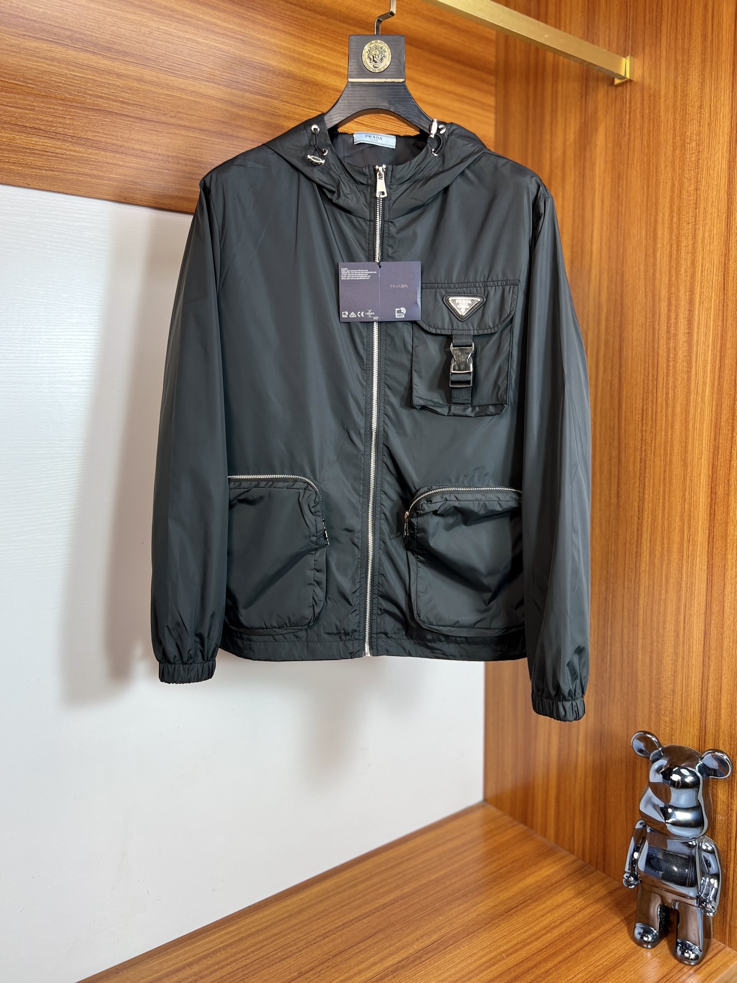 NO:527139,Prada/Prada 2025 autumn and winter new products are available, three standards are complete, jackets and jackets, don’t need to introduce too much, look at the details, counter code M-XXXL 175/140 Suggestions,,prada,prada,jackets & coats,jackets & coats,alexander wang19860909Prada/普拉达 2025年秋冬新品上新 三标齐全 夹克外套 好货不用过多介绍 看细节 专柜码数M-XXXL 175/140建议L,,prada,prada,jackets & coats,jackets & coats,alexander wang,Men's clothing