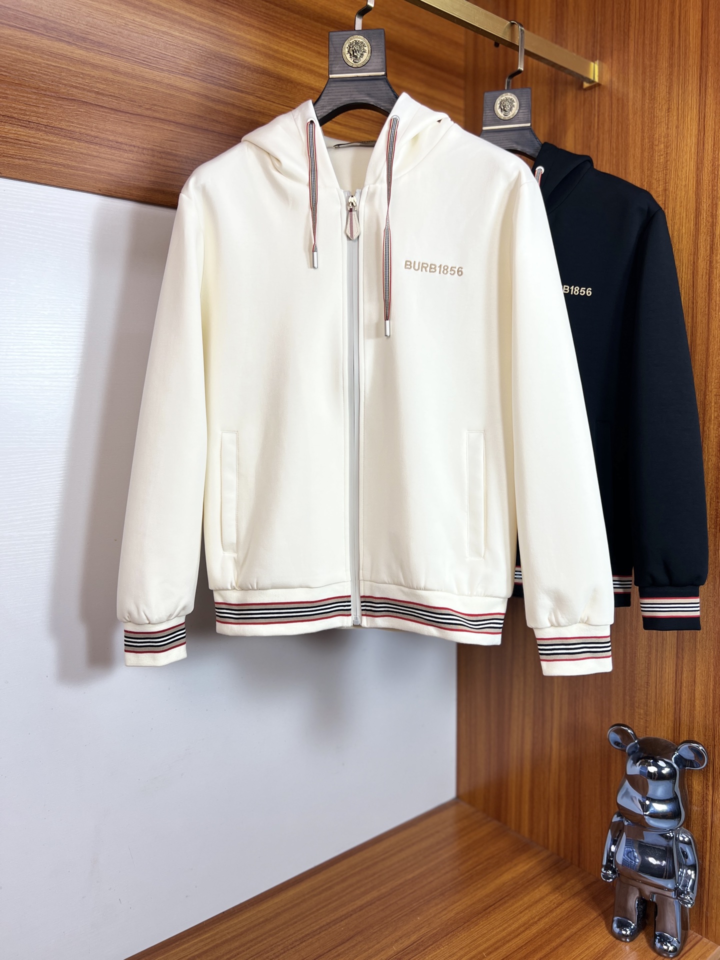 NO:527151,Burberry/Burberry 2025 new autumn and winter products are available, complete three standards, jackets, no need to introduce too much good products, look at the details, counter number M-XXXL 175/140 Suggestions,,burberry,burberry,jackets & coats,jackets & coats,alexander wang19860909Burberry/巴宝莉 2025年秋冬新品上新 三标齐全 夹克外套 好货不用过多介绍 看细节 专柜码数M-XXXL 175/140建议L,,burberry,burberry,jackets & coats,jackets & coats,alexander wang,Men's clothing