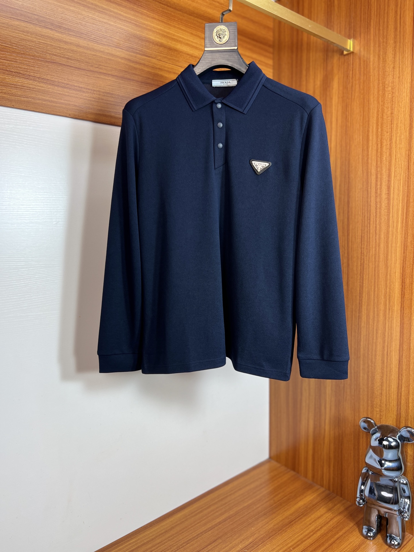 NO:527126,Prada/Prada 2025 autumn and winter new products are available, complete three standards, lapel short-sleeved POLO shirt, good products do not need to be introduced too much, look at the details, counter number M-XXXL 175/140 Suggestions,,prada,prada,T-shirt,alexander wang19860909Prada/普拉达 2025年秋冬新品上新 三标齐全 翻领短袖POLO衫 好货不用过多介绍 看细节 专柜码数M-XXXL 175/140建议L,,prada,prada,T-shirt,alexander wang,Men's clothing