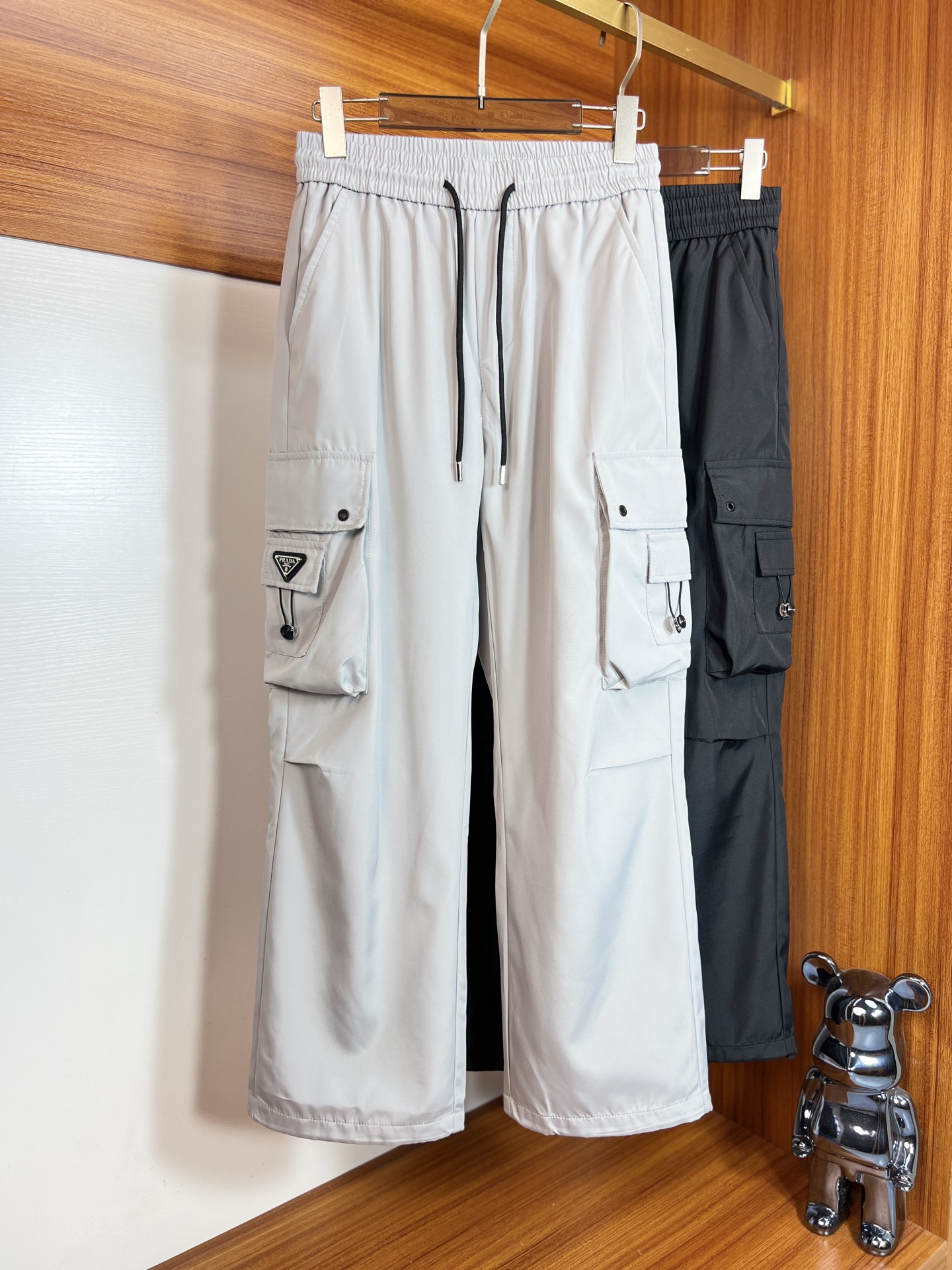 NO:527143,Prada/Prada 2025 autumn and winter new products, complete three standards, casual pants, no need to introduce too much good products, look at the details, counter number M-4XL 175/140 upper body L,,prada,prada,alexander wang19860909Prada/普拉达 2025秋冬新品 三标齐全 休闲裤 好货不用过多介绍 看细节 专柜码数M-4XL 175/140上身L,,prada,prada,alexander wang,Men's clothing