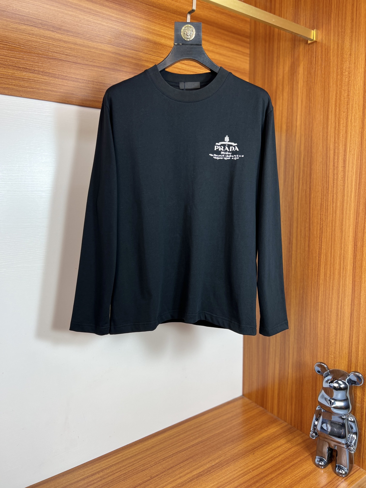 NO:539884,Prada/Prada 2025 autumn and winter new products, complete three standards, round neck long-sleeved T-shirt base shirt, don’t need to introduce too much good products, look at the details, counter code number XS-XL /140 Suggestions S,,prada,prada,tees,t-shirt,alexander wang19860909Prada/普拉达 2025秋冬新品 三标齐全 圆领长袖T恤打底衫 好货不用过多介绍 看细节 专柜码数XS-XL /140建议S,,prada,prada,tees，t-shirt,alexander wang,Men's clothing