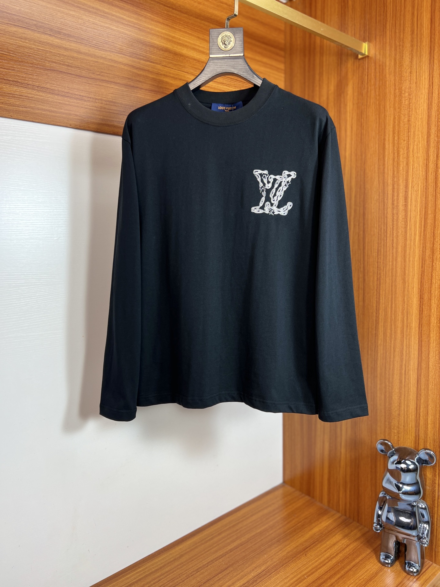 NO:539890,LV/Louis Vuitton 2025 autumn and winter new products, complete three standards, round neck long-sleeved T-shirt base shirt, no need to introduce too much good products, look at the details, counter code number XS-XL /140 Suggestions,,louis vuitton,louis vuitton,tees,t-shirt,alexander wang19860909LV/路易威登 2025秋冬新品 三标齐全 圆领长袖T恤打底衫 好货不用过多介绍 看细节 专柜码数XS-XL /140建议S,,louis vuitton,louis vuitton,tees，t-shirt,alexander wang,Men's clothing