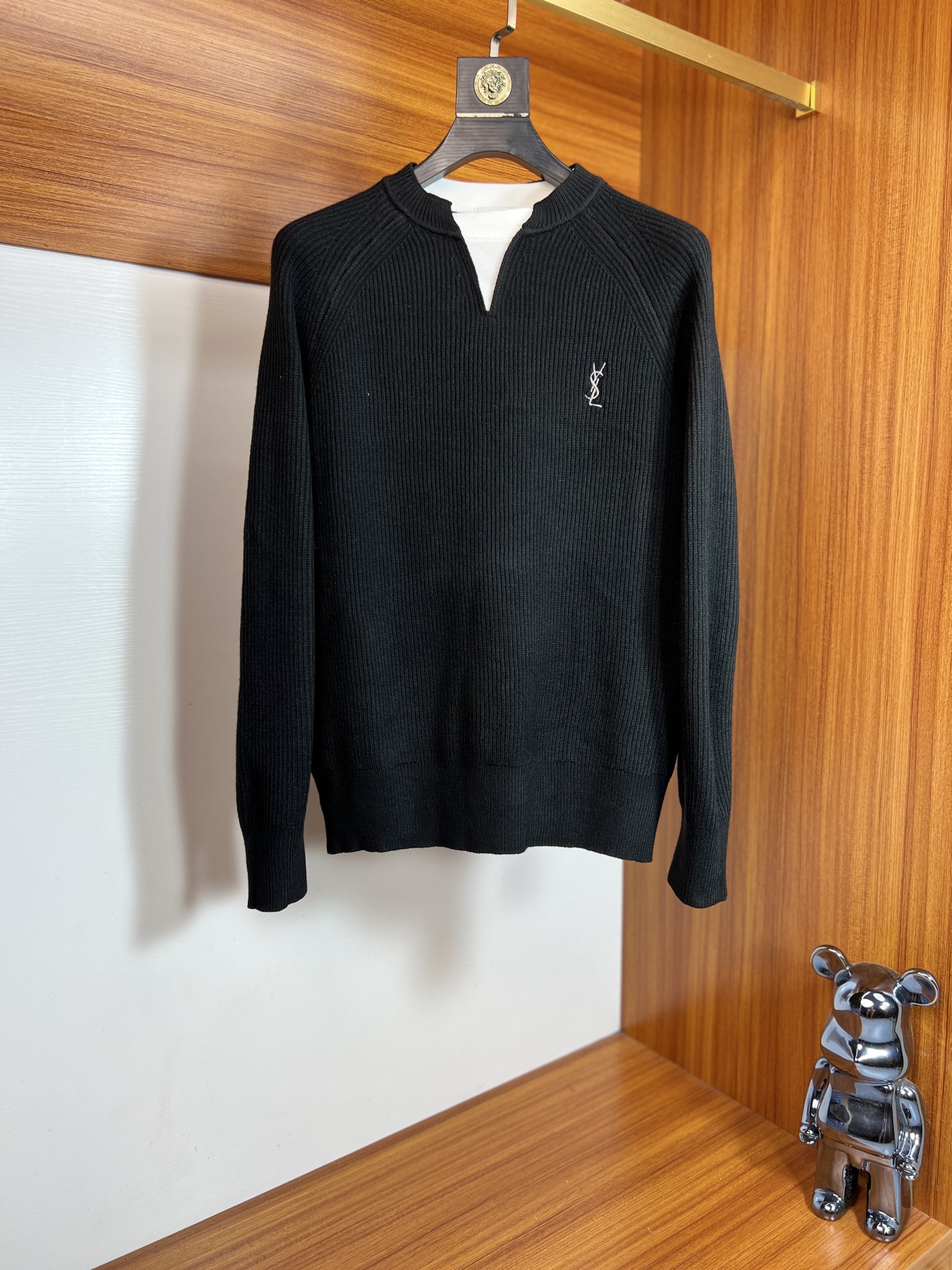 NO:566137,Saint Laurent has new products for autumn and winter. Three labels are complete. Knitted sweaters. Good products. No need to introduce too much. Look at the details. Counter size M-XXXL 175/140. Recommended L, saint laurent, alexander wang19860909圣罗兰 年秋冬新品上新 三标齐全 针织衫 好货不用过多介绍 看细节 专柜码数M-XXXL 175/140建议L,,saint laurent,alexander wang,Men's clothing