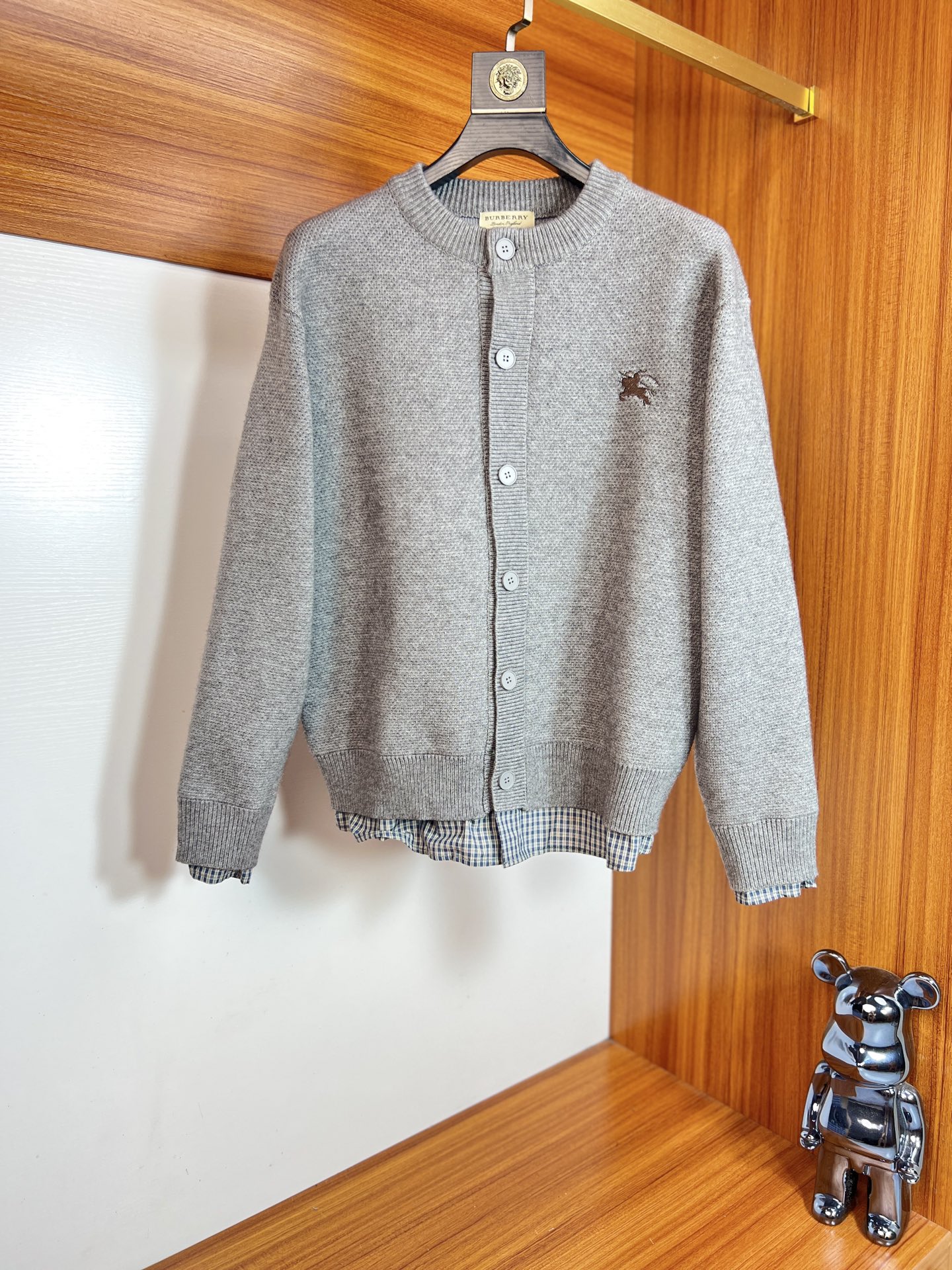 NO:537882,Burberry 2025 new autumn and winter products are available, complete three standards, cardigan jackets, no need to introduce too much good products, look at the details, counter number M-XXXL /140 suggestions L,,burberry, jackets & coats,alexander wang19860909巴宝莉 2025年秋冬新品上新 三标齐全 开衫外套 好货不用过多介绍 看细节 专柜码数M-XXXL /140建议L,,burberry,jackets & coats,alexander wang,Men's clothing