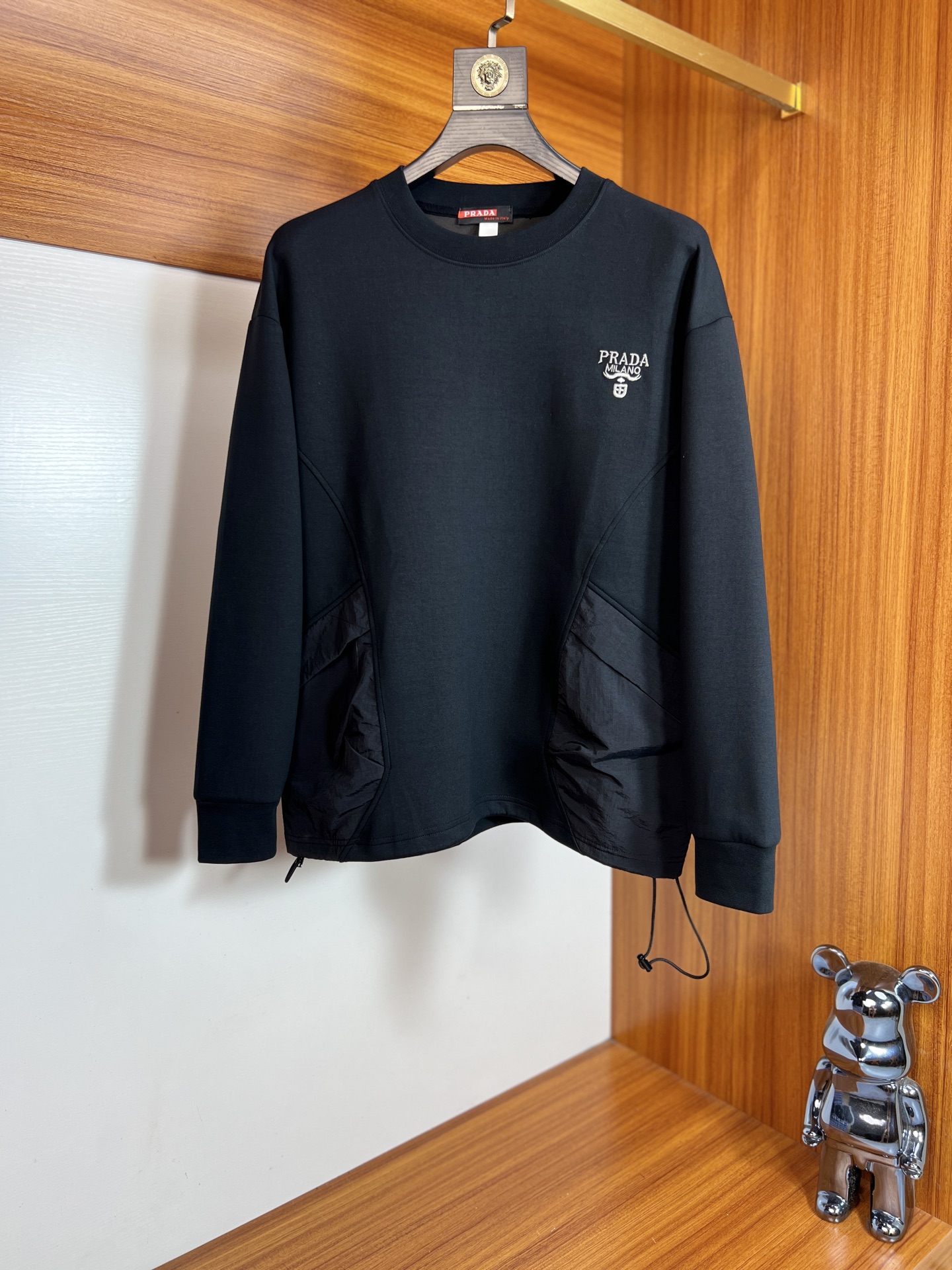 NO:531435,Prada/Prada 2025 autumn and winter new products, complete three standards, round neck sweatshirts, good products do not need to be introduced too much, look at the details, counter code M-XXXL 175/140 Suggestions,,prada,prada,hoodie,sweatshirts,alexander wang19860909Prada/普拉达 2025秋冬新品 三标齐全 圆领卫衣 好货不用过多介绍 看细节 专柜码数 M-XXXL 175/140建议L,,prada,prada,hoodie,sweatshirts,alexander wang,Men's clothing