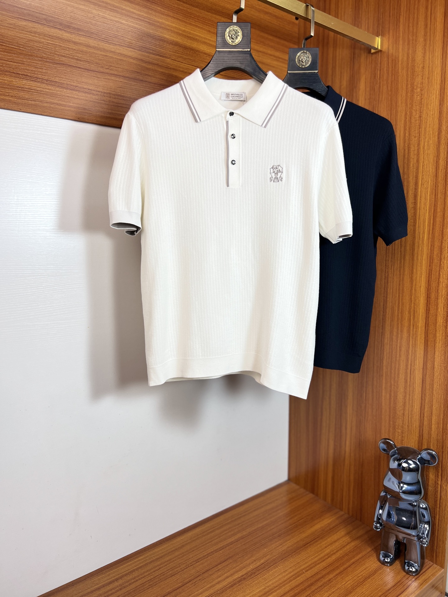 NO:548979,BC 2025 Autumn and Winter New Products are available, complete three standards, lapel sweater, no need to introduce too much good products, look at the details, counter code M-XXXL /140 Suggestions L,,alexander wang19860909BC 2025年秋冬新品上新 三标齐全 翻领针织衫 好货不用过多介绍 看细节 专柜码数M-XXXL /140建议L,,alexander wang,Men's clothing