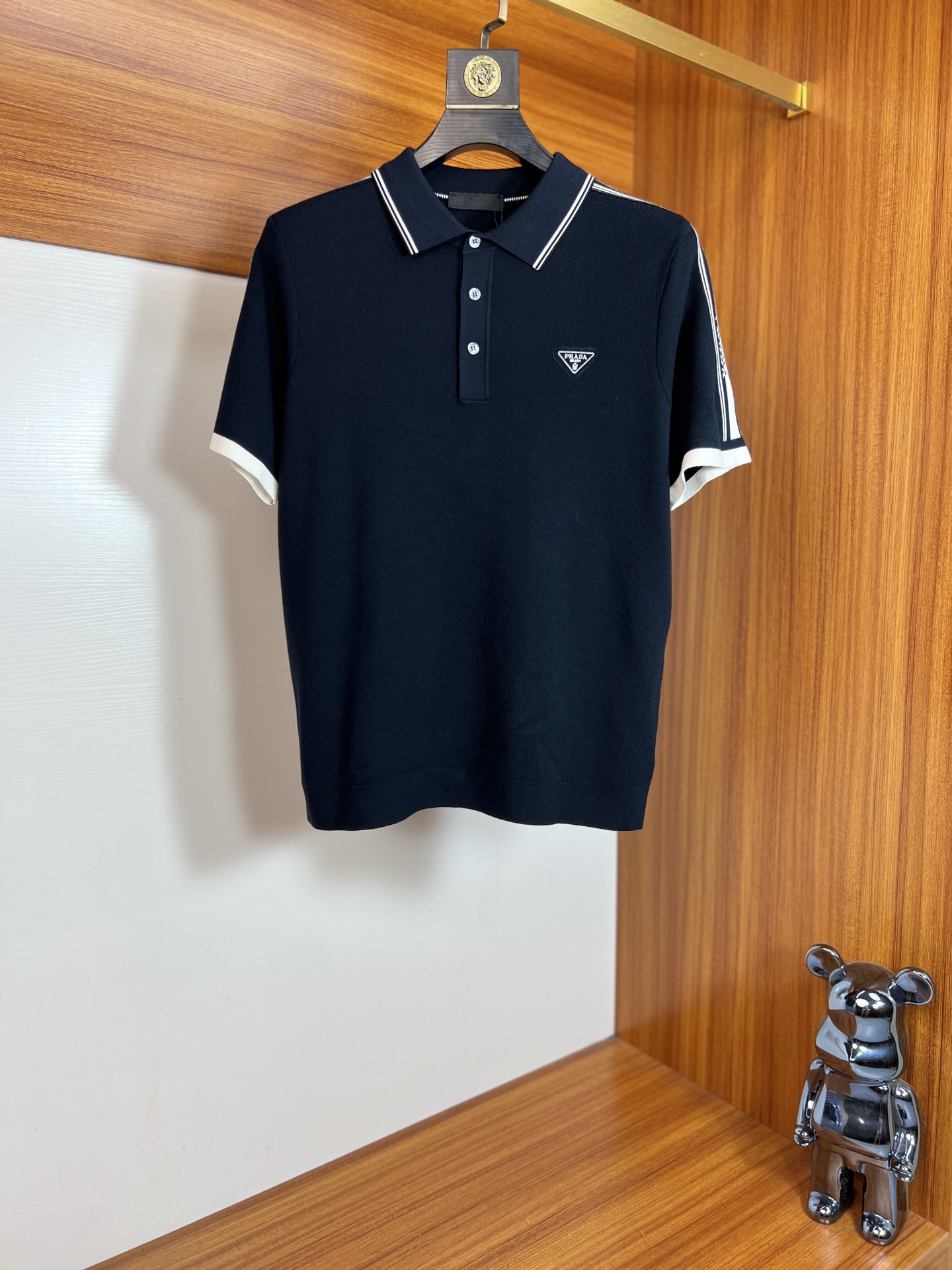 NO:540923,Prada/Prada 2025 autumn and winter new products are available, complete three standards, lapel knitted short-sleeved base shirt, no need to introduce too much good products, look at the details, counter number M-XXXL 175/140 Suggestions,,prada,prada,T-shirt,alexander wang19860909Prada/普拉达 2025年秋冬新品上新 三标齐全 翻领针织短袖打底衫 好货不用过多介绍 看细节 专柜码数M-XXXL 175/140建议L,,prada,prada,T-shirt,alexander wang,Men's clothing