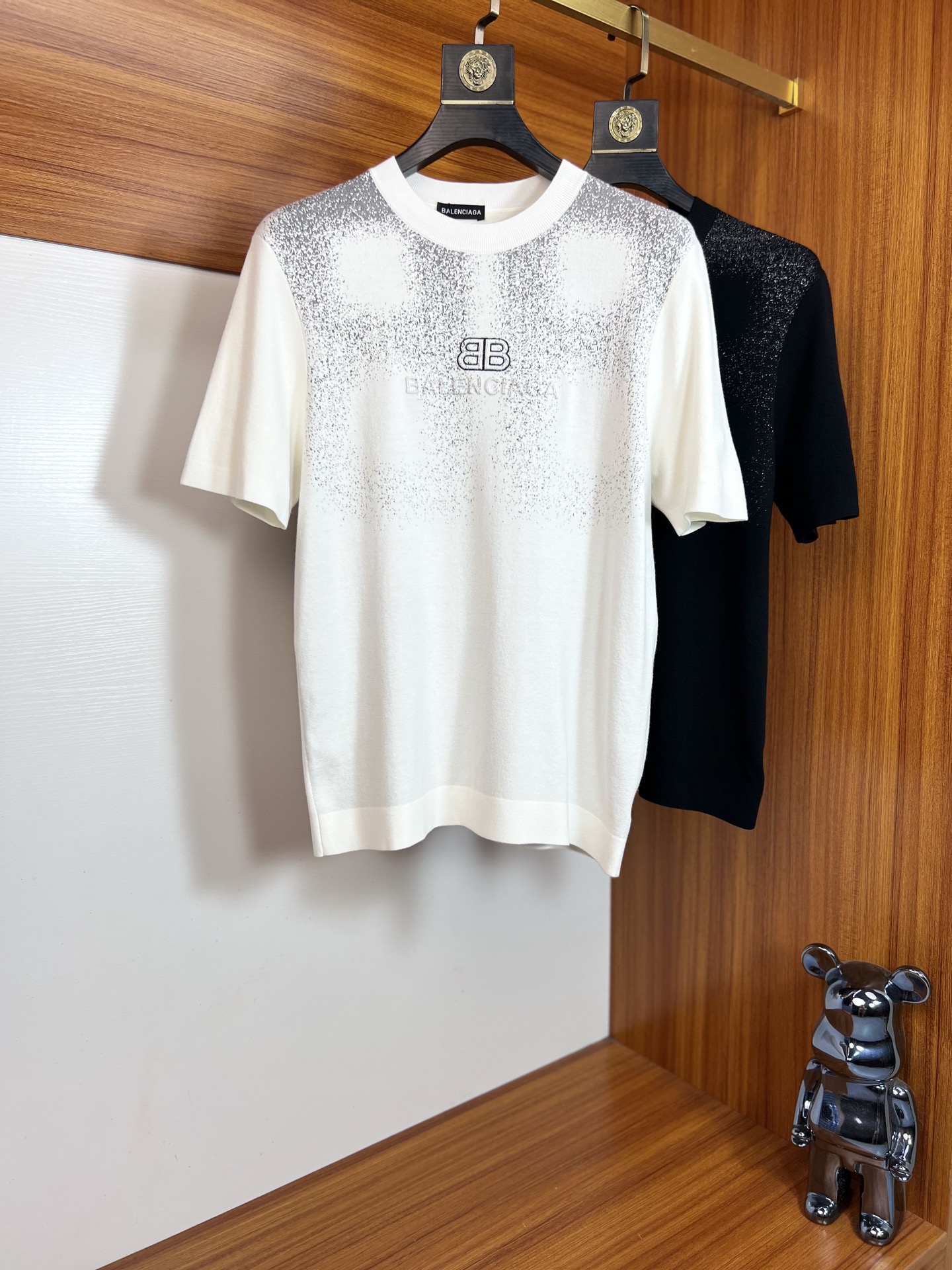 NO:540925,Balenciaga/Balenciaga 2025 autumn and winter new products are available, complete three standards, round neck knitted short-sleeved base shirt, no need to introduce too much good products, look at the details, counter number M-XXXL 175/140 Suggestions, L, balenciaga, balenciaga, T-shirt, alexander wang19860909Balenciaga/巴黎世家 2025年秋冬新品上新 三标齐全 圆领针织短袖打底衫 好货不用过多介绍 看细节 专柜码数M-XXXL 175/140建议L,,balenciaga,balenciaga,T-shirt,alexander wang,Men's clothing