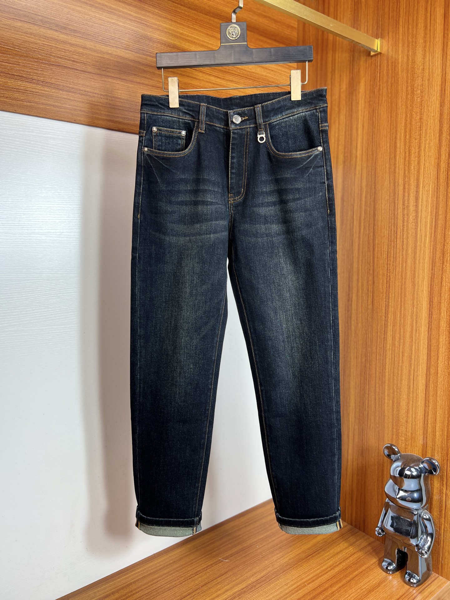 NO:614124,Ferragamo 2025 autumn and winter new products, complete with three labels, jeans, good products, no need to introduce too much, look at the details, counter size 29-38/140 upper body size 32,,ferragamo,jeans,alexander wang19860909菲拉格慕 2025秋冬新品 三标齐全 牛仔裤 好货不用过多介绍 看细节 专柜码数29-38 /140上身32码,,ferragamo,jeans,alexander wang,Men's clothing