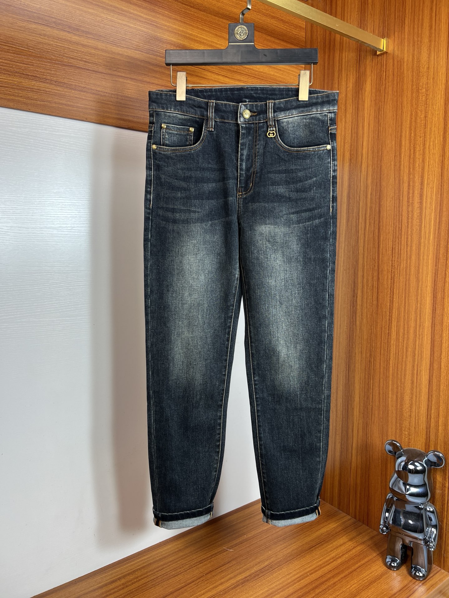 NO:611954,Gucci/Gucci 2025 autumn and winter new products, complete with three labels, jeans, good products, no need to introduce too much, look at the details, counter size 29-38/140 upper body size 32,,gucci,jeans,alexander wang19860909Gucci/古奇 2025秋冬新品 三标齐全 牛仔裤 好货不用过多介绍 看细节 专柜码数29-38 /140上身32码,,gucci,jeans,alexander wang,Men's clothing