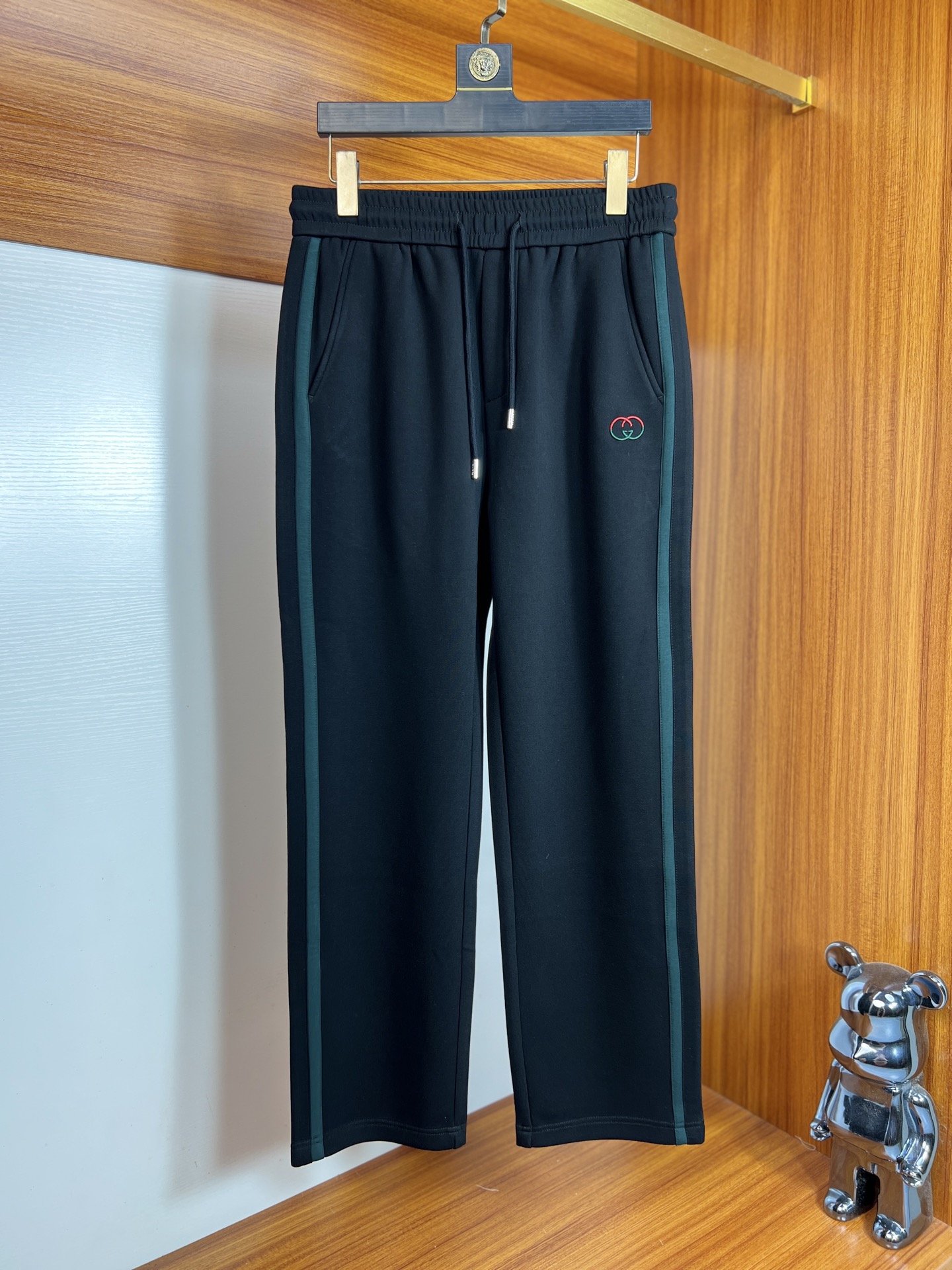 NO:573480,Gucci/Gucci 2025 autumn and winter new products, complete with three labels, casual pants, good products, no need to introduce too much, look at the details, counter size M-XXXL /140 upper body L,,gucci,alexander wang19860909Gucci/古奇 2025秋冬新品 三标齐全 休闲裤 好货不用过多介绍 看细节 专柜码数M-XXXL /140上身L,,gucci,alexander wang,Men's clothing