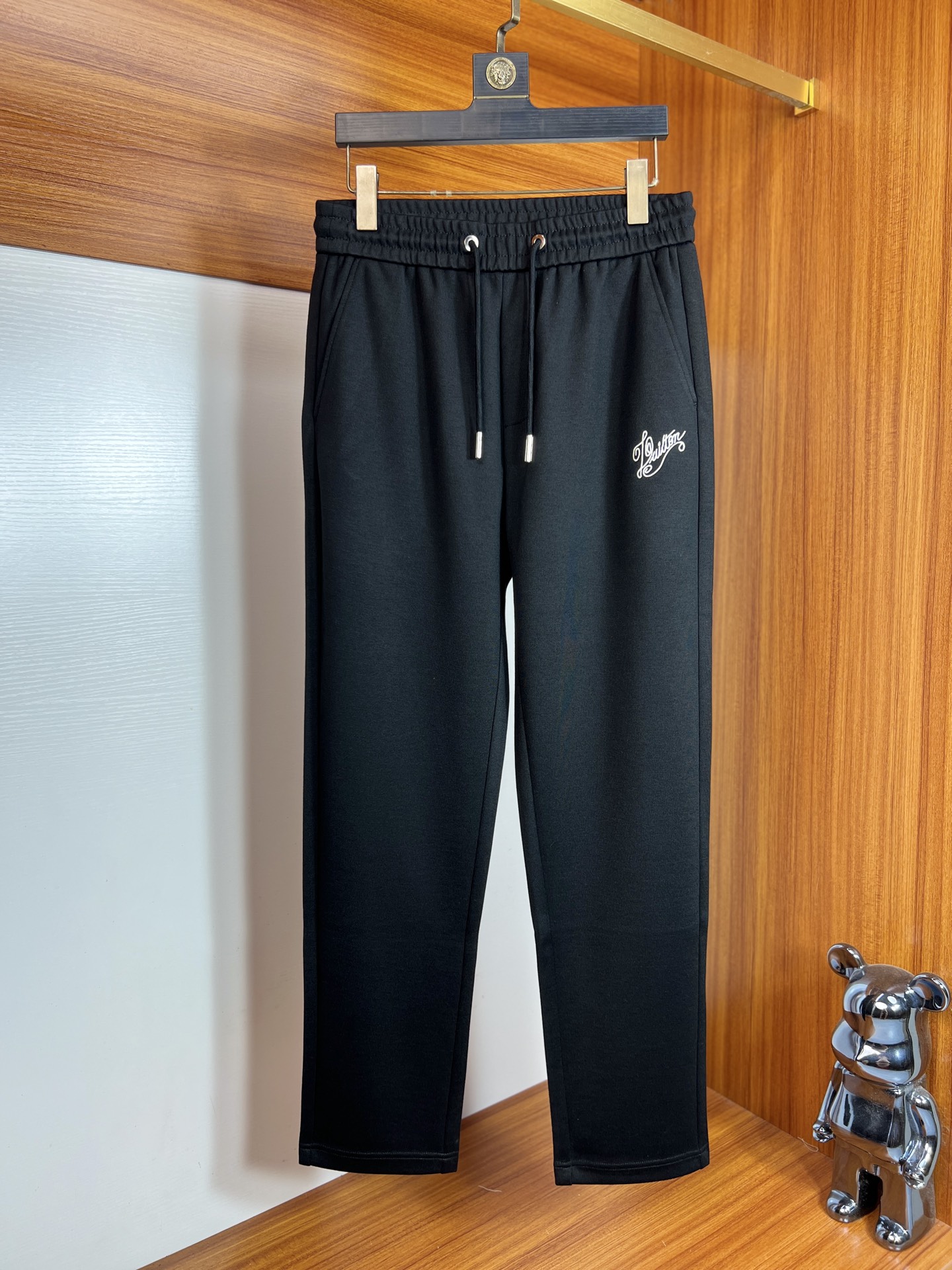 NO:573476,LV/Louis Vuitton 2025 autumn and winter new products, complete with three labels, casual pants, good products, no need to introduce too much, look at the details, counter size M-XXXL 175/upper body L,, louis vuitton, louis vuitton, alexander wang19860909LV/路易威登 2025秋冬新品 三标齐全 休闲裤 好货不用过多介绍 看细节 专柜码数M-XXXL 175/上身L,,louis vuitton,louis vuitton,alexander wang,Men's clothing