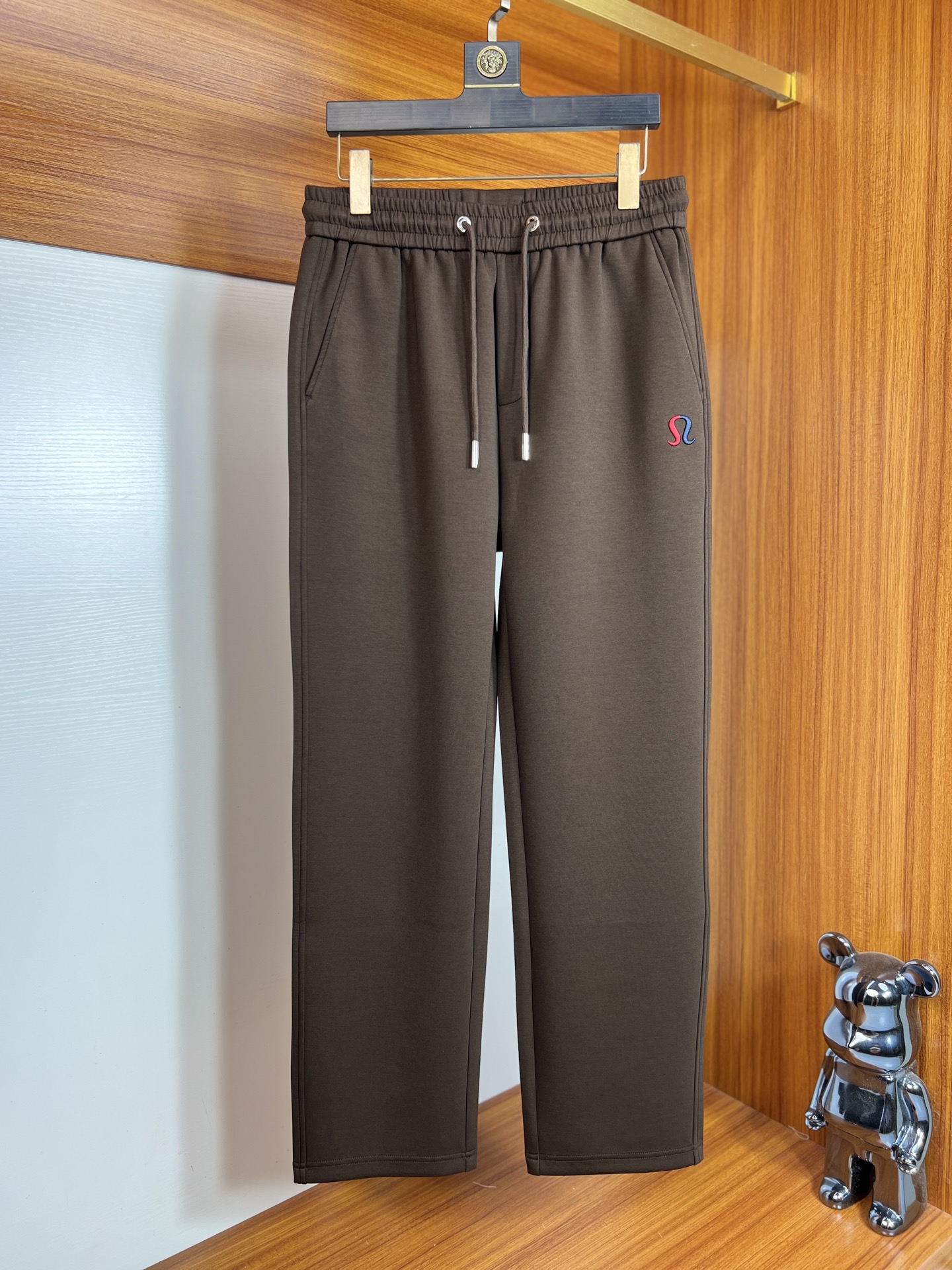 NO:573475,lulu 2025 autumn and winter new products, complete with three labels, casual pants, good products, no need to introduce too much, look at the details, counter size M-XXXL 175/upper body L,,alexander wang19860909lulu 2025秋冬新品 三标齐全 休闲裤 好货不用过多介绍 看细节 专柜码数M-XXXL 175/上身L,,alexander wang,Men's clothing